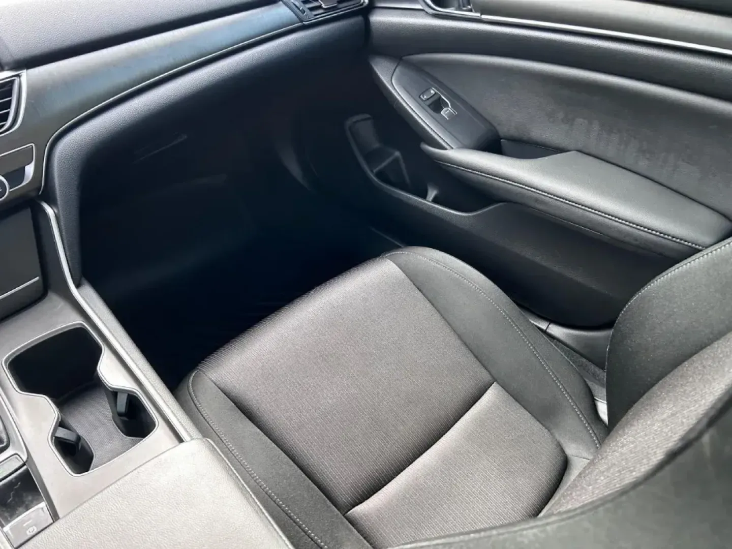 2020 /Black Cloth Honda Accord LX (1HGCV1F19LA) with an 1.5T I-4 DOHC 16-Valve Turbocharged VTEC engine, Automatic transmission, located at 141 Commercial Dr, Fredericktown, MO, 63645, (573) 783-6432, 37.570087, -90.320648 - ### Discover the Perfect Commuter Companion: 2020 Honda Accord LX at Pettus Ford Fredericktown<br /> <br /> Are you seeking a stylish, reliable, and fuel-efficient vehicle for your daily commute or weekend getaways? Look no further than this stunning **2020 Honda Accord LX**, available now at **Pett - Photo#15