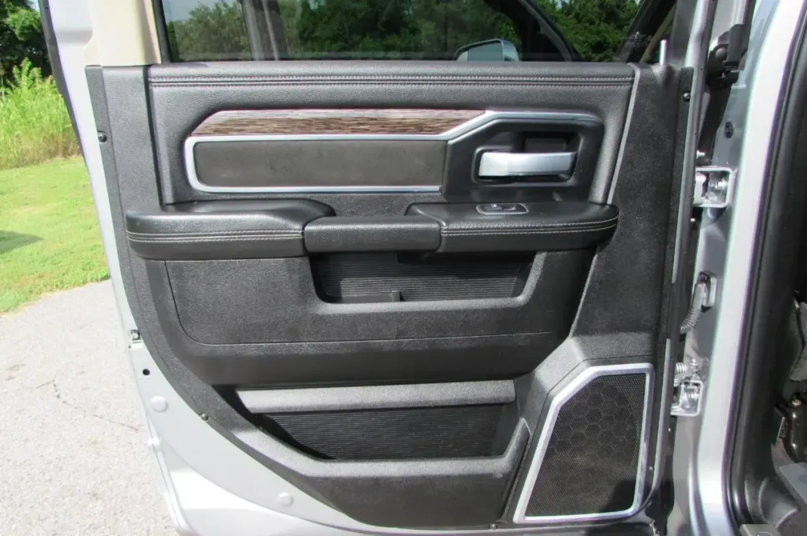 2021 /Black Leather Ram 2500 Laramie (3C6UR5NL4MG) with an Other engine, located at 12830 Highway 21, De Soto, MO, 63020, (636) 337-7777, 38.153099, -90.573624 - Are you ready to elevate your driving experience? The 2021 Ram 2500 Laramie is not just a truck; it's your ultimate companion for weekend adventures and daily commutes alike. Whether you're hauling equipment for a job site, towing your favorite toys for a weekend getaway, or simply navigating the bu - Photo#27