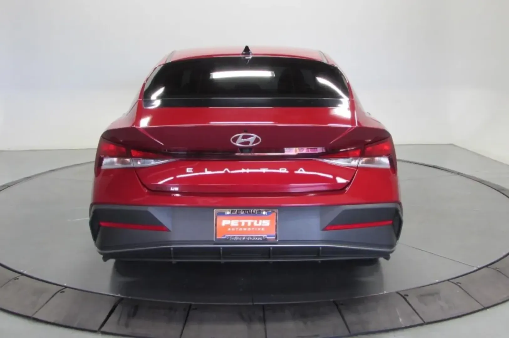 2024 /Gray Hyundai Elantra SEL (KMHLM4DG2RU) with an Other engine, Automatic transmission, located at 12830 Highway 21, De Soto, MO, 63020, (636) 337-7777, 38.153099, -90.573624 - If you're in the market for a reliable and stylish sedan that fits seamlessly into your lifestyle, look no further than the 2024 Hyundai Elantra SEL at Pettus CDJR DeSoto. Whether you're commuting to work in De Soto, running errands in surrounding neighborhoods, or embarking on weekend adventures, t - Photo#6