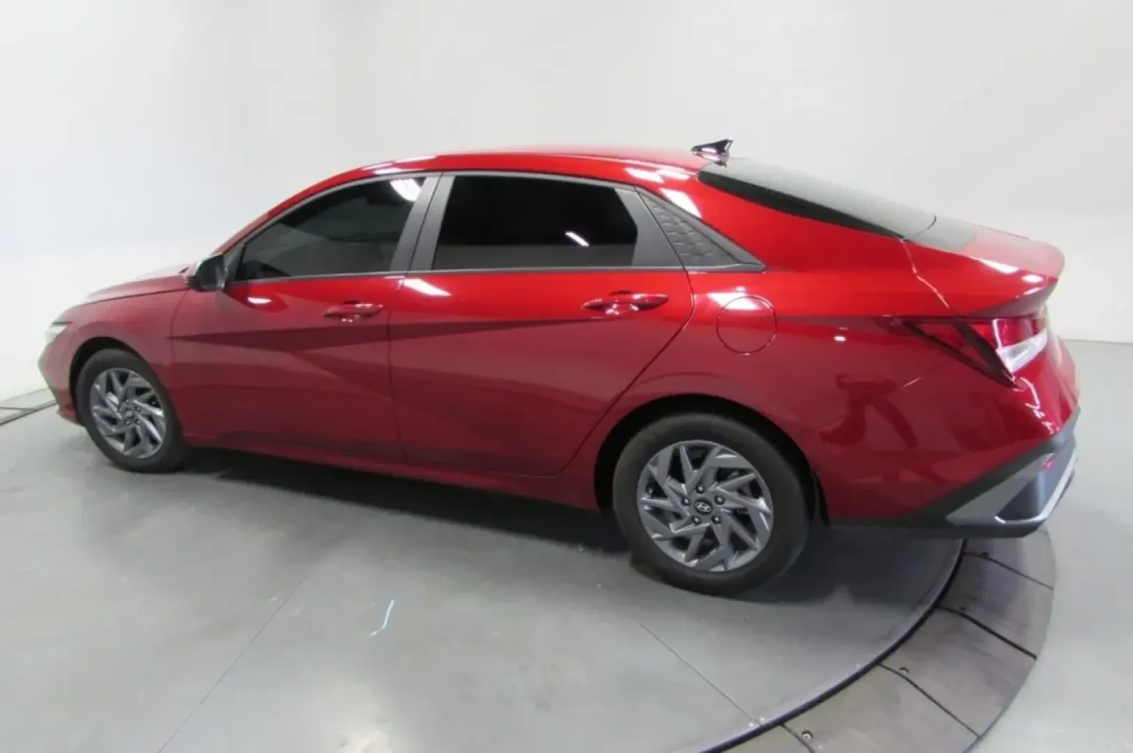 2024 /Gray Hyundai Elantra SEL (KMHLM4DG2RU) with an Other engine, Automatic transmission, located at 12830 Highway 21, De Soto, MO, 63020, (636) 337-7777, 38.153099, -90.573624 - If you're in the market for a reliable and stylish sedan that fits seamlessly into your lifestyle, look no further than the 2024 Hyundai Elantra SEL at Pettus CDJR DeSoto. Whether you're commuting to work in De Soto, running errands in surrounding neighborhoods, or embarking on weekend adventures, t - Photo#4