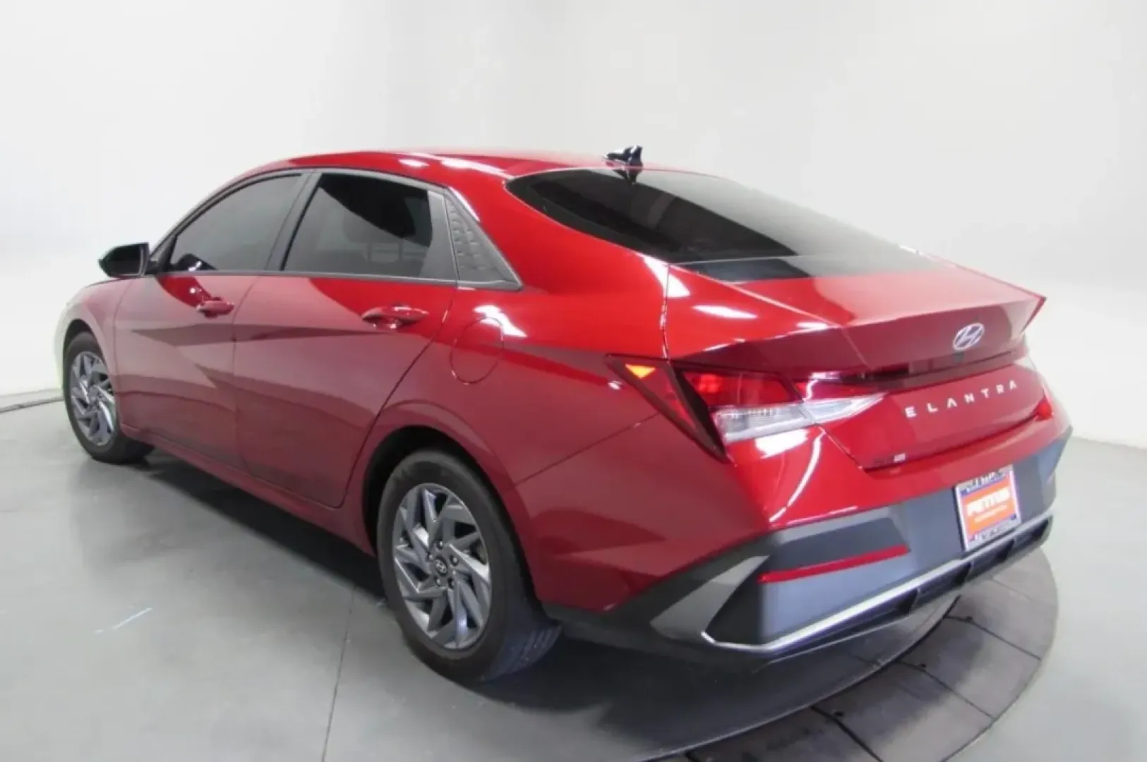2024 /Gray Hyundai Elantra SEL (KMHLM4DG2RU) with an Other engine, Automatic transmission, located at 12830 Highway 21, De Soto, MO, 63020, (636) 337-7777, 38.153099, -90.573624 - If you're in the market for a reliable and stylish sedan that fits seamlessly into your lifestyle, look no further than the 2024 Hyundai Elantra SEL at Pettus CDJR DeSoto. Whether you're commuting to work in De Soto, running errands in surrounding neighborhoods, or embarking on weekend adventures, t - Photo#5