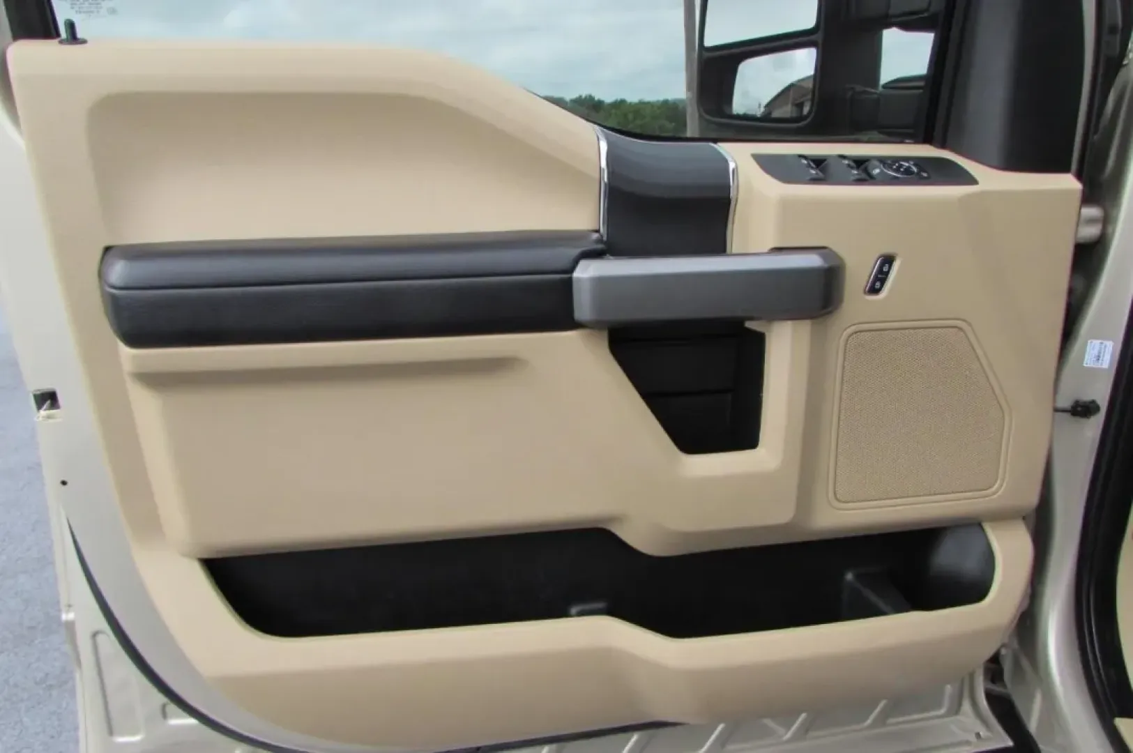 2017 /Camel Cloth Ford F-250SD XLT (1FT7W2B61HE) with an Other engine, located at 12836 Highway 21, De Soto, MO, 63020, (636) 337-7777, 38.151867, -90.575615 - **Adventure Awaits with the 2017 Ford F-250SD XLT Your Ultimate Workhorse!**<br /> <br /> Are you ready to take on the great outdoors or tackle your daily tasks with confidence? The 2017 Ford F-250SD XLT is the truck designed for both work and play, making it the ideal companion for those who live - Photo#15