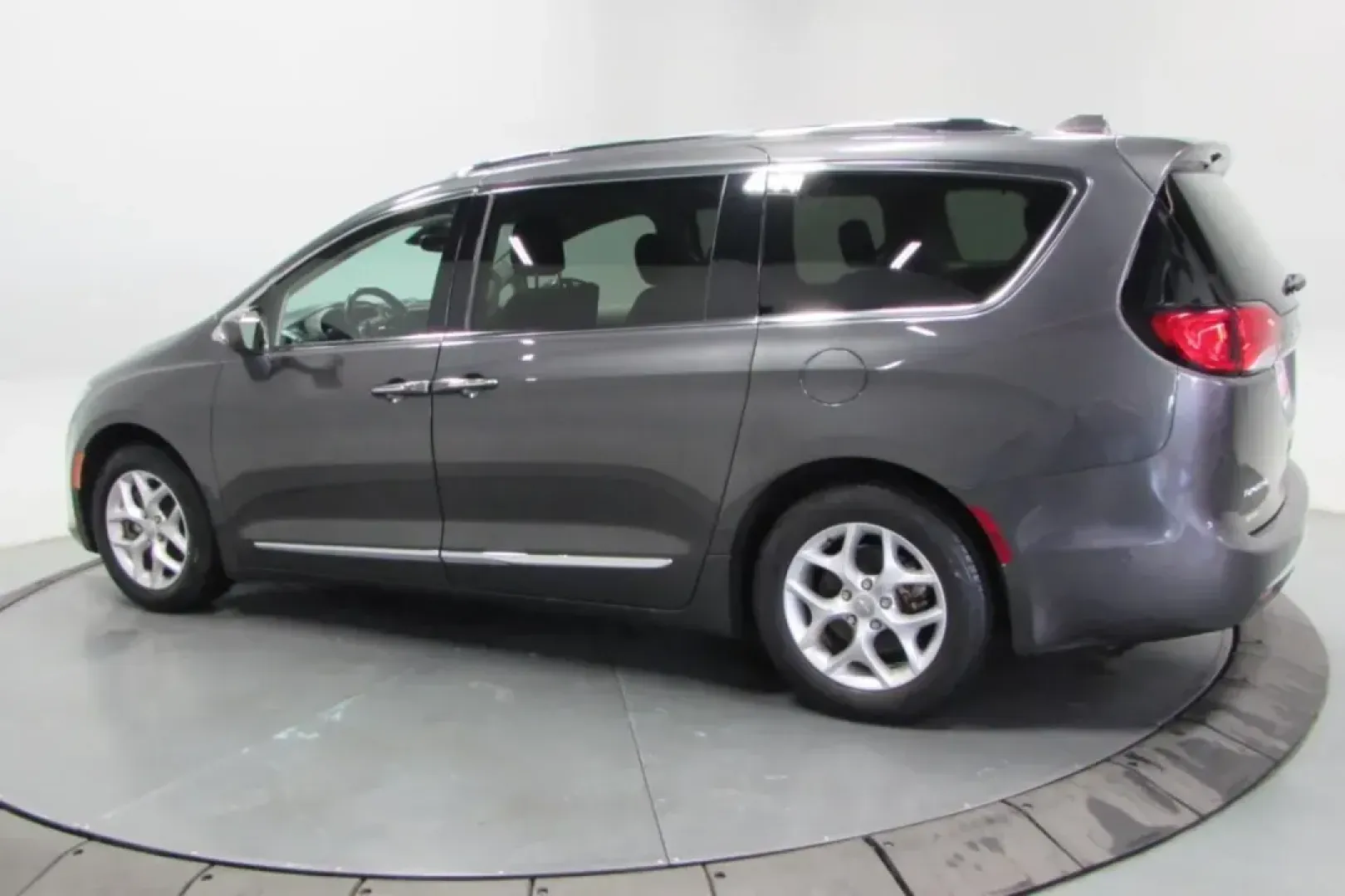 2020 /Black/Alloy Leather Chrysler Pacifica Touring L Plus (2C4RC1EG5LR) with an Other engine, Automatic transmission, located at 12830 Highway 21, De Soto, MO, 63020, (636) 337-7777, 38.153099, -90.573624 - **Experience Family-Friendly Adventures in the 2020 Chrysler Pacifica Touring L Plus at Pettus CDJR DeSoto!**<br /> <br /> If you're looking for a reliable minivan that perfectly balances comfort, technology, and efficiency for your family, look no further than this stunning 2020 Chrysler Pacifica T - Photo#4