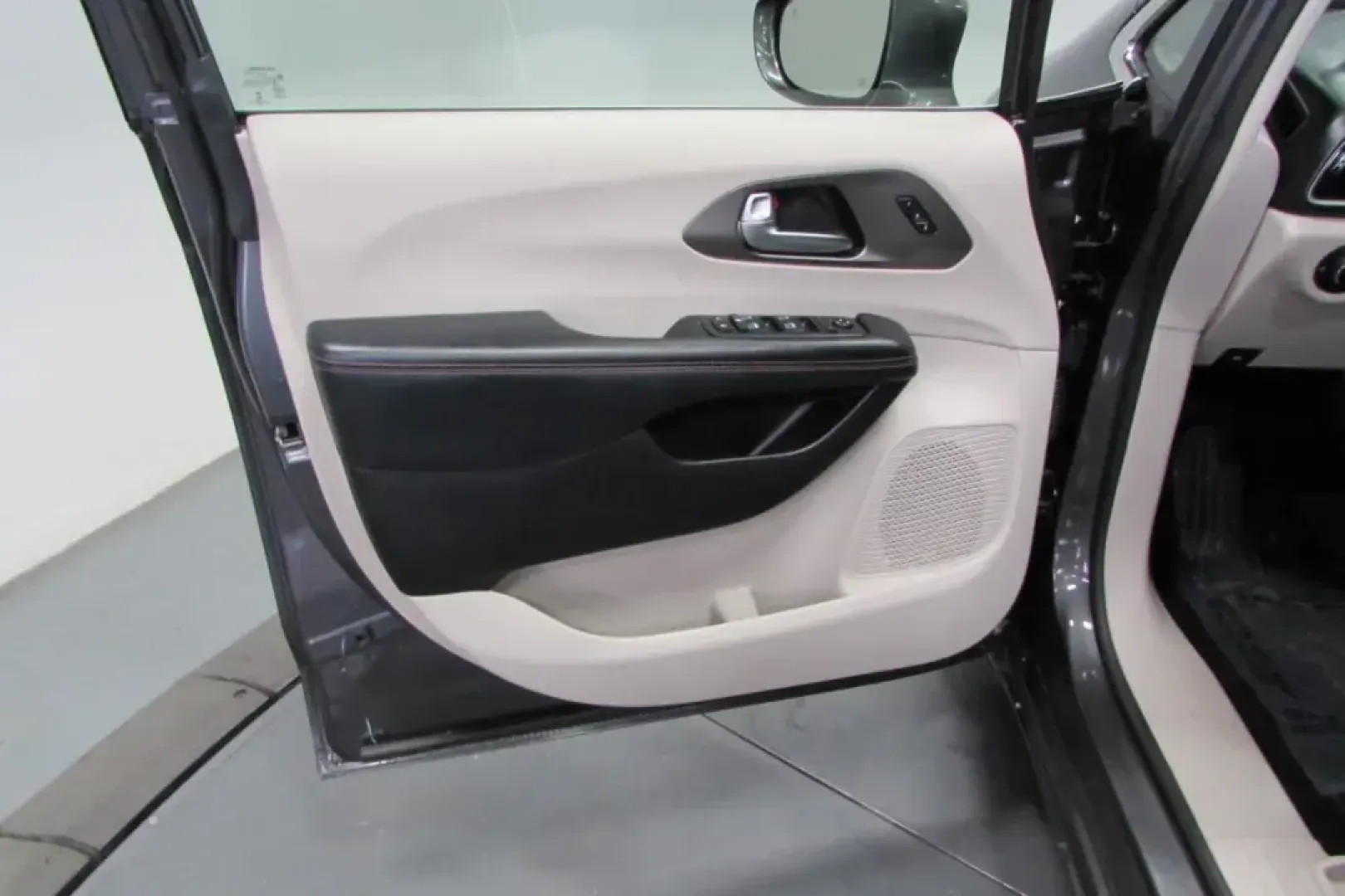 2020 /Black/Alloy Leather Chrysler Pacifica Touring L Plus (2C4RC1EG5LR) with an Other engine, Automatic transmission, located at 12830 Highway 21, De Soto, MO, 63020, (636) 337-7777, 38.153099, -90.573624 - **Experience Family-Friendly Adventures in the 2020 Chrysler Pacifica Touring L Plus at Pettus CDJR DeSoto!**<br /> <br /> If you're looking for a reliable minivan that perfectly balances comfort, technology, and efficiency for your family, look no further than this stunning 2020 Chrysler Pacifica T - Photo#10