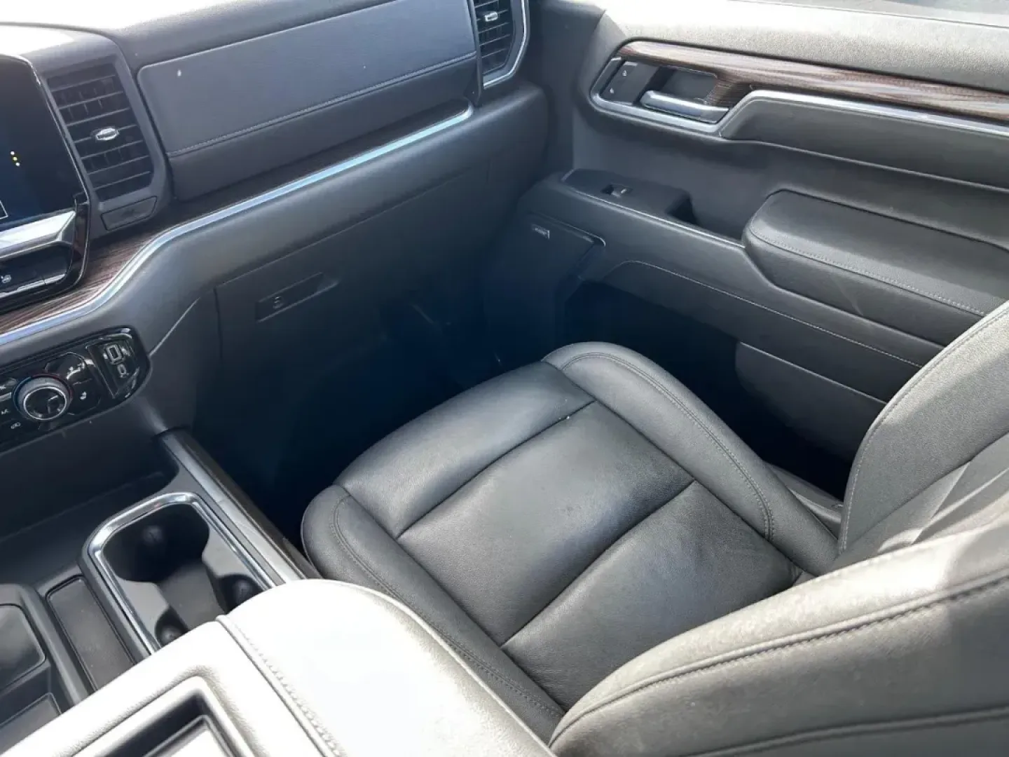 2022 /Jet Black Leather Chevrolet Silverado 1500 LT Trail Boss (3GCUDFED4NG) with an 5.3L engine, located at 141 Commercial Dr, Fredericktown, MO, 63645, (573) 783-6432, 37.570087, -90.320648 - **Adventure Awaits in the 2022 Chevrolet Silverado 1500 LT Trail Boss Perfect for the Modern Explorer!**<br /> <br /> Are you looking for a dependable vehicle that effortlessly blends rugged capability with everyday comfort? The 2022 Chevrolet Silverado 1500 LT Trail Boss is your ideal companion, w - Photo#16