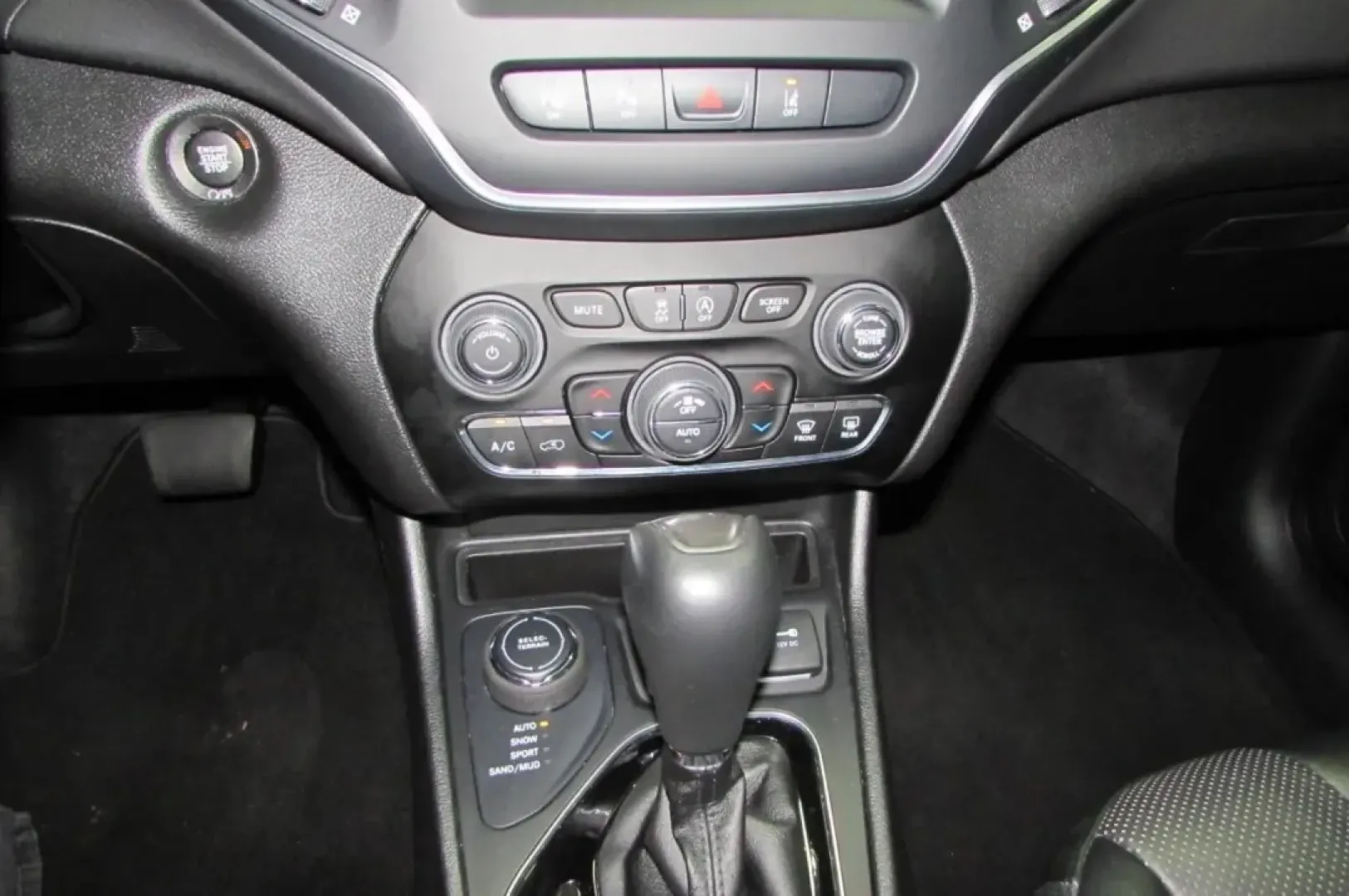 2023 /Black Jeep Cherokee Altitude (1C4PJMMB1PD) with an Other engine, Automatic transmission, located at 12830 Highway 21, De Soto, MO, 63020, (636) 337-7777, 38.153099, -90.573624 - **Adventure Awaits with the 2023 Jeep Cherokee at Pettus CDJR DeSoto!**<br /> <br /> Are you ready to elevate your driving experience? Whether you're navigating city streets or setting off on a weekend adventure, the 2023 Jeep Cherokee perfectly combines style, comfort, and performance. This pre-own - Photo#21