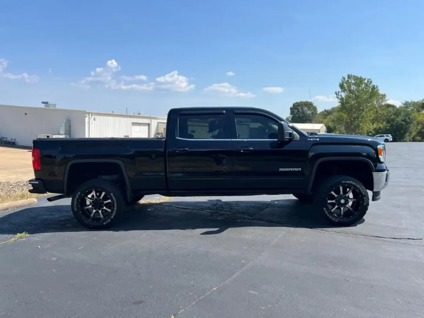 2014 /Jet Black/Dark Ash Cloth GMC Sierra 1500 4WD Crew Cab SLE (3GTU2UEC2EG) with an 5.3L engine, Automatic transmission, located at 970 Woodlawn Dr., Farmington, MO, 63640, (573) 431-7800, 37.825642, -90.468674 - **Unleash Your Adventurous Spirit with the 2014 GMC Sierra 1500 at Pettus CDJR Farmington!**<br /> <br /> Are you ready to elevate your weekend getaways and daily commutes? The 2014 GMC Sierra 1500 is not just a truck; it's a versatile companion designed to facilitate a lifestyle filled with adventu - Photo#4