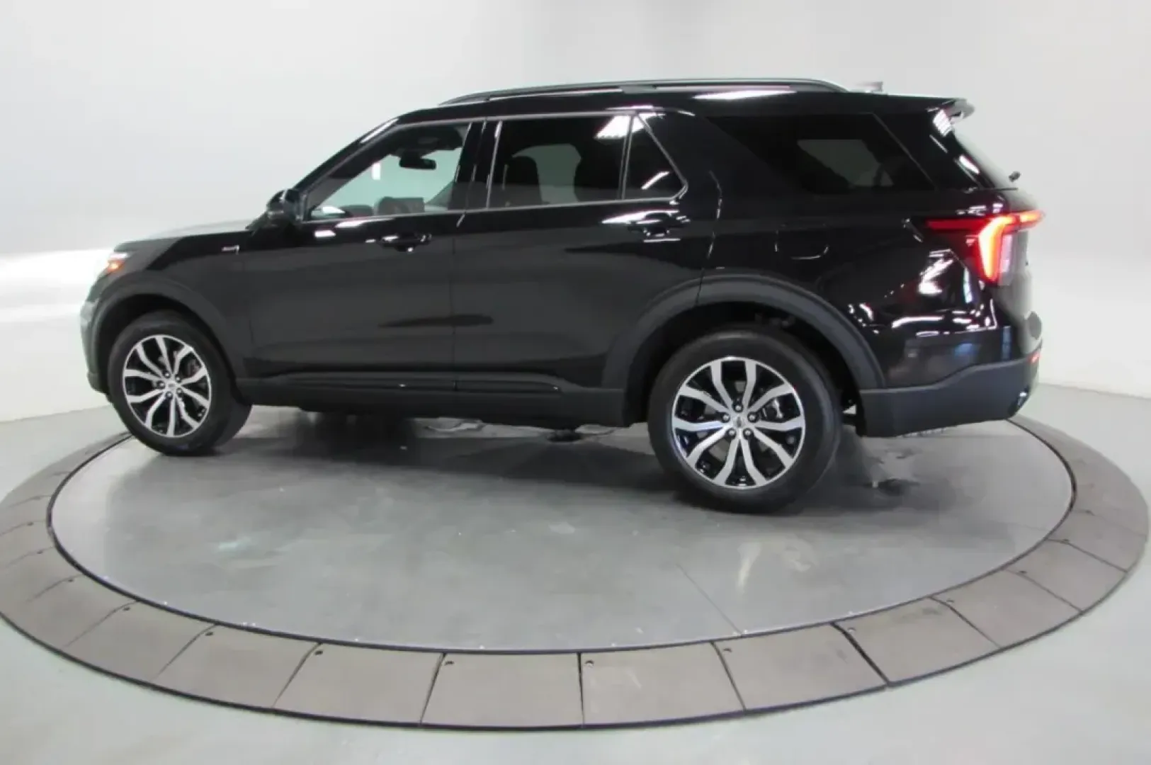 2025 /Onyx Leather Trimmed Ford Explorer ST-Line (1FMUK8KH5SG) with an 2.3L EcoBoost I-4 engine, Automatic transmission, located at 12836 Highway 21, De Soto, MO, 63020, (636) 337-7777, 38.151867, -90.575615 - **Experience Adventure with the 2025 Ford Explorer ST-Line from Pettus Ford De Soto!** <br /> <br /> Are you ready to elevate your family outings or weekend adventures? The 2025 Ford Explorer ST-Line is your ultimate companion, designed to handle everything from school runs to road trips with ease. - Photo#4