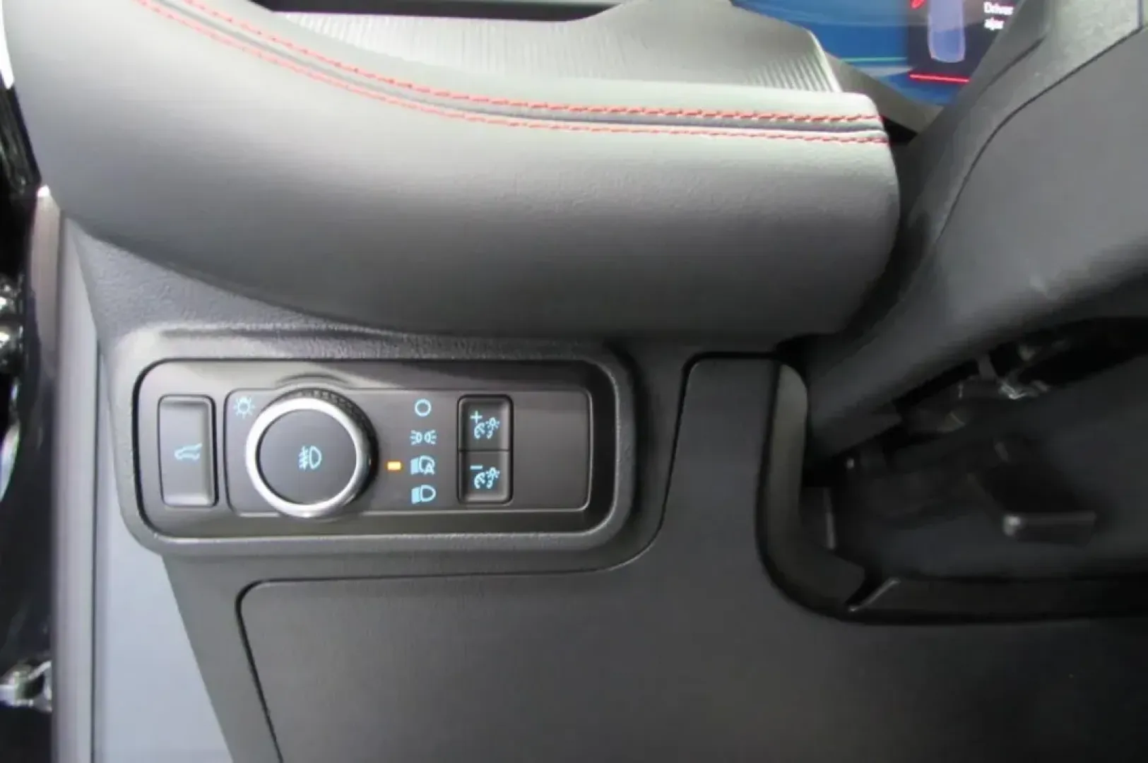 2025 /Onyx Leather Trimmed Ford Explorer ST-Line (1FMUK8KH5SG) with an 2.3L EcoBoost I-4 engine, Automatic transmission, located at 12836 Highway 21, De Soto, MO, 63020, (636) 337-7777, 38.151867, -90.575615 - **Experience Adventure with the 2025 Ford Explorer ST-Line from Pettus Ford De Soto!** <br /> <br /> Are you ready to elevate your family outings or weekend adventures? The 2025 Ford Explorer ST-Line is your ultimate companion, designed to handle everything from school runs to road trips with ease. - Photo#14
