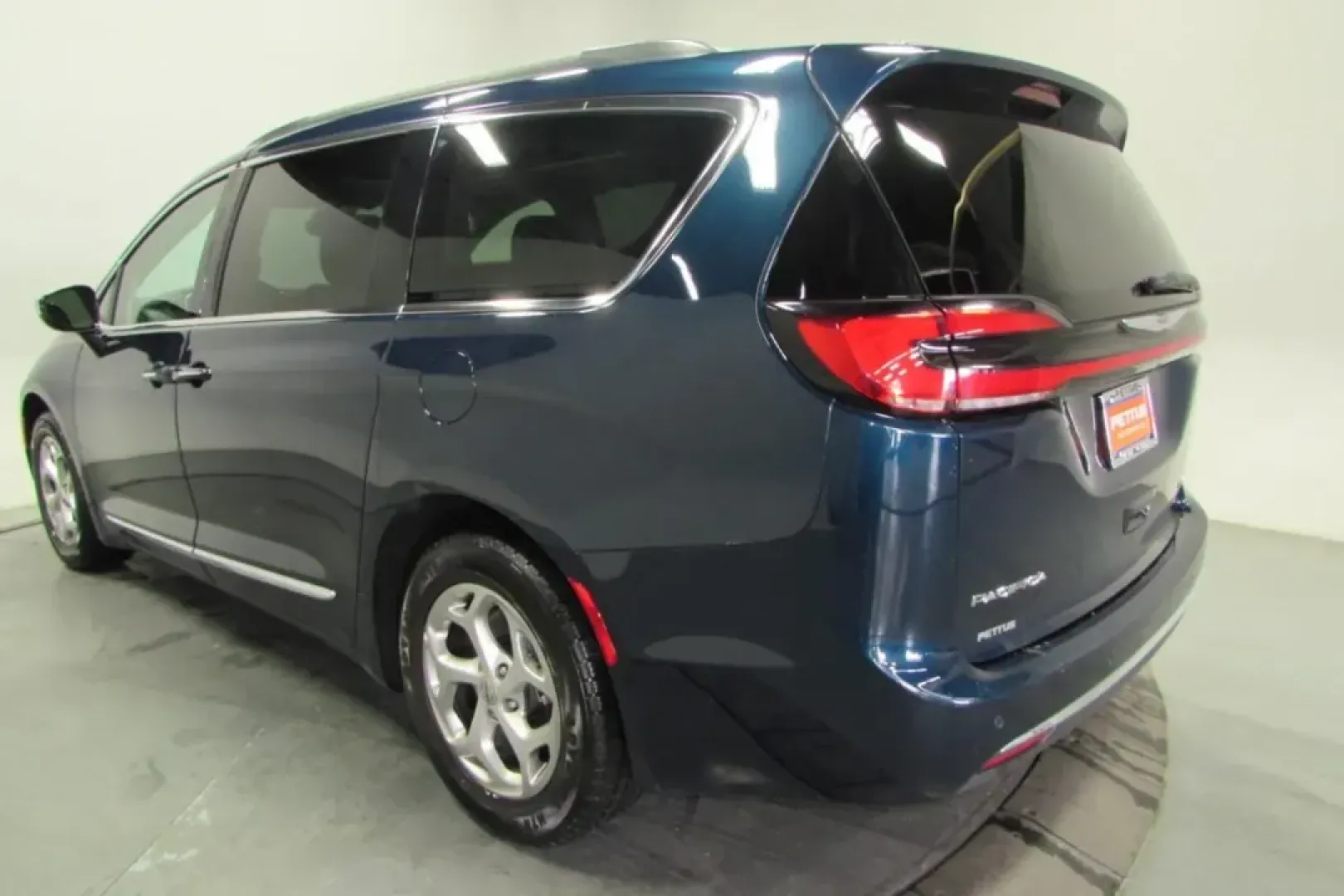 2023 /Black/Alloy/Black Leather Chrysler Pacifica Limited (2C4RC1GG1PR) with an Other engine, Automatic transmission, located at 12830 Highway 21, De Soto, MO, 63020, (636) 337-7777, 38.153099, -90.573624 - **Discover Your Adventure with the 2023 Chrysler Pacifica at Pettus CDJR DeSoto!**<br /> <br /> Are you ready to elevate your family's travel experience? The 2023 Chrysler Pacifica is not just a minivan; it's your ticket to comfort, convenience, and unforgettable journeys. Whether you're headed to a - Photo#4