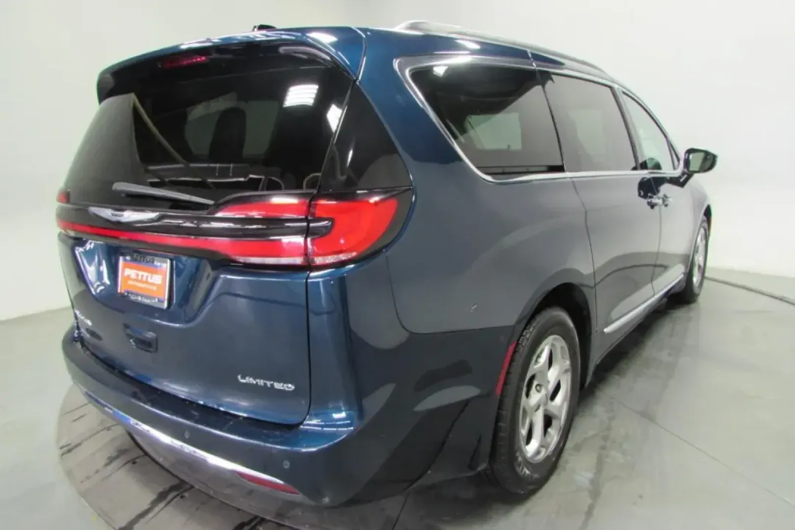 2023 /Black/Alloy/Black Leather Chrysler Pacifica Limited (2C4RC1GG1PR) with an Other engine, Automatic transmission, located at 12830 Highway 21, De Soto, MO, 63020, (636) 337-7777, 38.153099, -90.573624 - **Discover Your Adventure with the 2023 Chrysler Pacifica at Pettus CDJR DeSoto!**<br /> <br /> Are you ready to elevate your family's travel experience? The 2023 Chrysler Pacifica is not just a minivan; it's your ticket to comfort, convenience, and unforgettable journeys. Whether you're headed to a - Photo#6