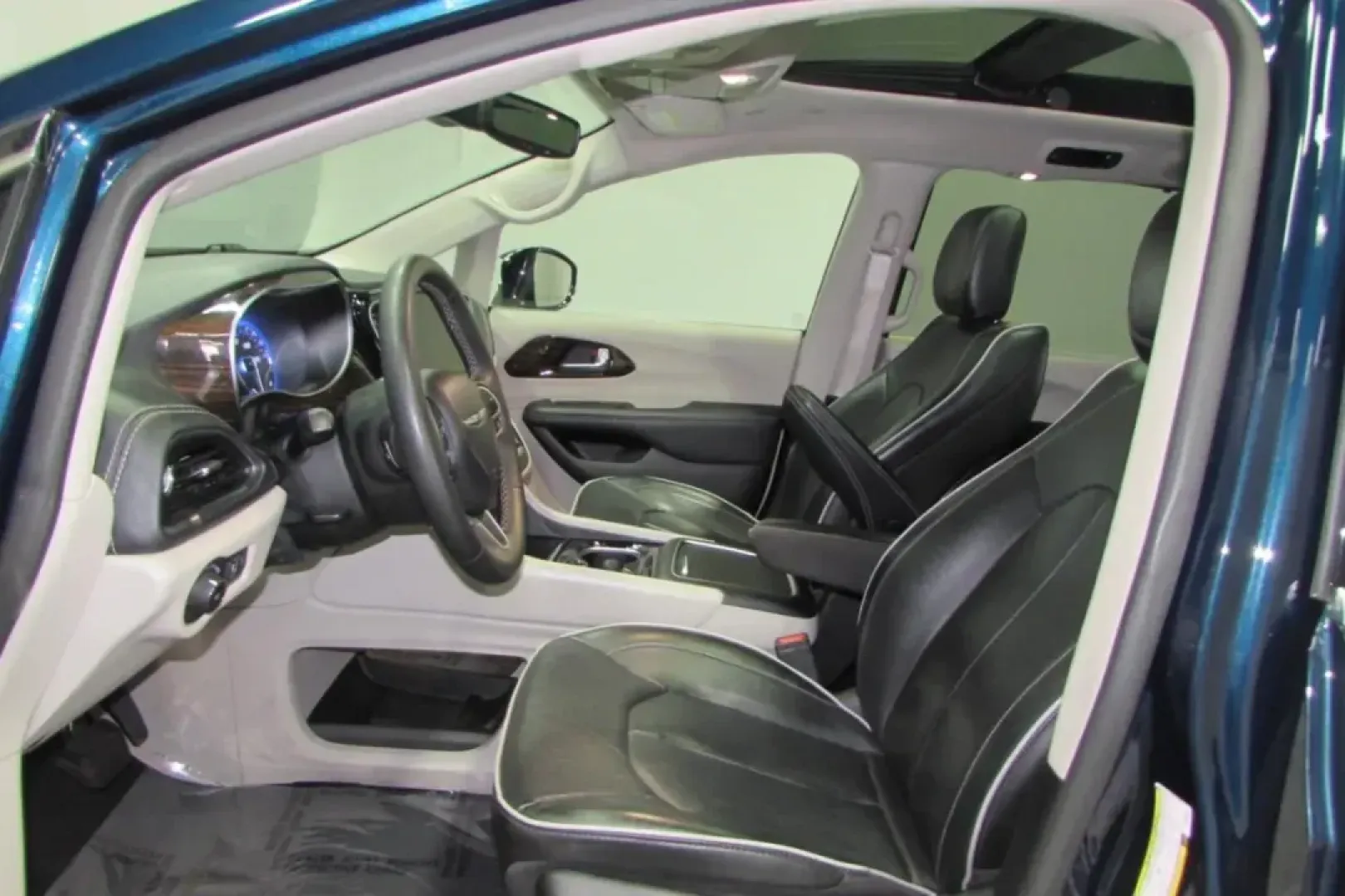 2023 /Black/Alloy/Black Leather Chrysler Pacifica Limited (2C4RC1GG1PR) with an Other engine, Automatic transmission, located at 12830 Highway 21, De Soto, MO, 63020, (636) 337-7777, 38.153099, -90.573624 - **Discover Your Adventure with the 2023 Chrysler Pacifica at Pettus CDJR DeSoto!**<br /> <br /> Are you ready to elevate your family's travel experience? The 2023 Chrysler Pacifica is not just a minivan; it's your ticket to comfort, convenience, and unforgettable journeys. Whether you're headed to a - Photo#10
