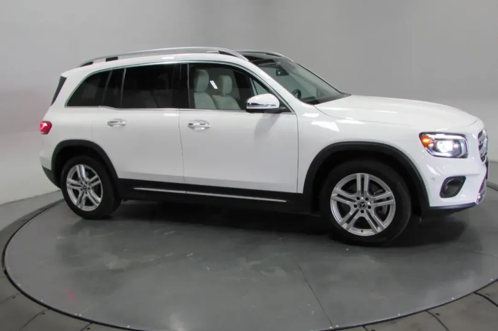 2020 /Macchiato Beige Leather Mercedes-Benz GLB GLB 250 4MATIC (W1N4M4HB1LW) with an Other engine, Automatic transmission, located at 12830 Highway 21, De Soto, MO, 63020, (636) 337-7777, 38.153099, -90.573624 - Elevate your lifestyle with the perfect blend of luxury and practicality! Introducing the 2020 Mercedes-Benz GLB 250 4MATIC a premium SUV that caters to your busy life while offering space, comfort, and cutting-edge technology. Whether you're navigating the urban streets of De Soto, MO, or embarkin - Photo#3