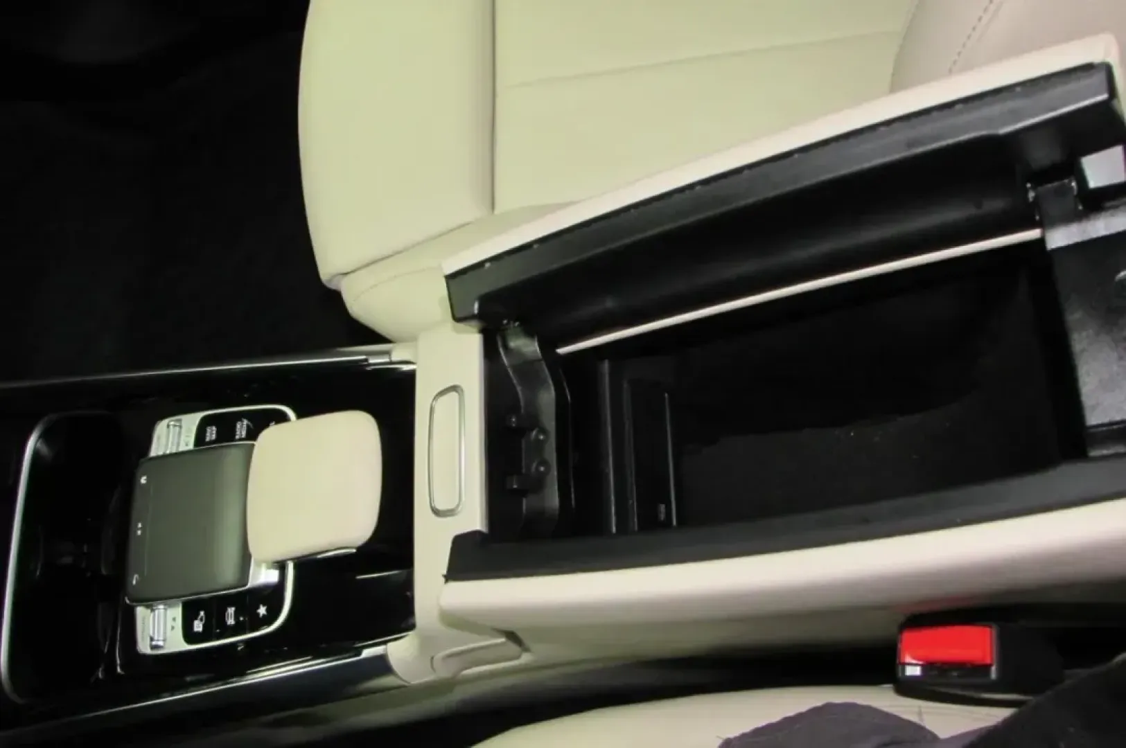 2020 /Macchiato Beige Leather Mercedes-Benz GLB GLB 250 4MATIC (W1N4M4HB1LW) with an Other engine, Automatic transmission, located at 12830 Highway 21, De Soto, MO, 63020, (636) 337-7777, 38.153099, -90.573624 - Elevate your lifestyle with the perfect blend of luxury and practicality! Introducing the 2020 Mercedes-Benz GLB 250 4MATIC a premium SUV that caters to your busy life while offering space, comfort, and cutting-edge technology. Whether you're navigating the urban streets of De Soto, MO, or embarkin - Photo#25