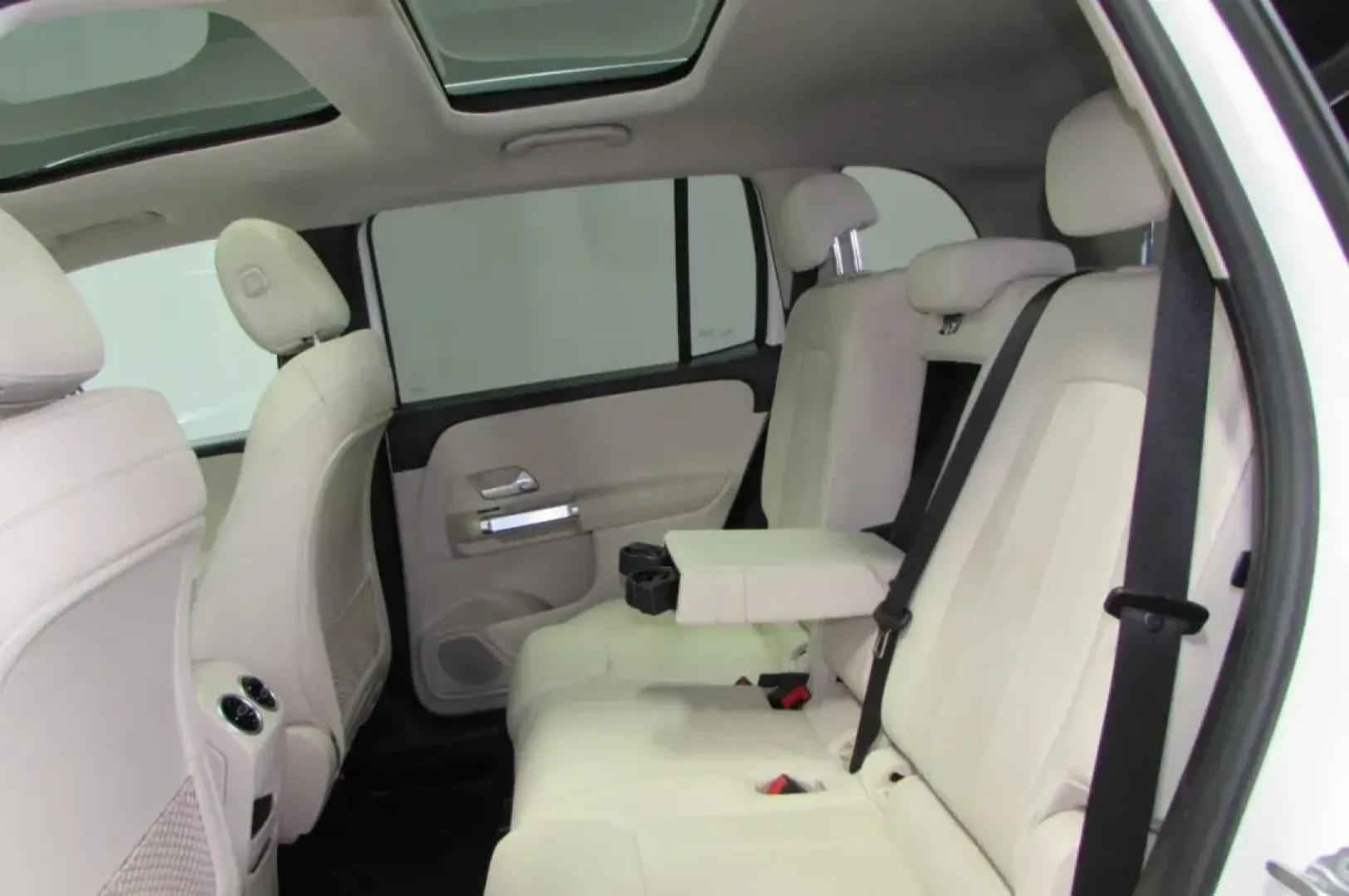 2020 /Macchiato Beige Leather Mercedes-Benz GLB GLB 250 4MATIC (W1N4M4HB1LW) with an Other engine, Automatic transmission, located at 12830 Highway 21, De Soto, MO, 63020, (636) 337-7777, 38.153099, -90.573624 - Elevate your lifestyle with the perfect blend of luxury and practicality! Introducing the 2020 Mercedes-Benz GLB 250 4MATIC a premium SUV that caters to your busy life while offering space, comfort, and cutting-edge technology. Whether you're navigating the urban streets of De Soto, MO, or embarkin - Photo#28
