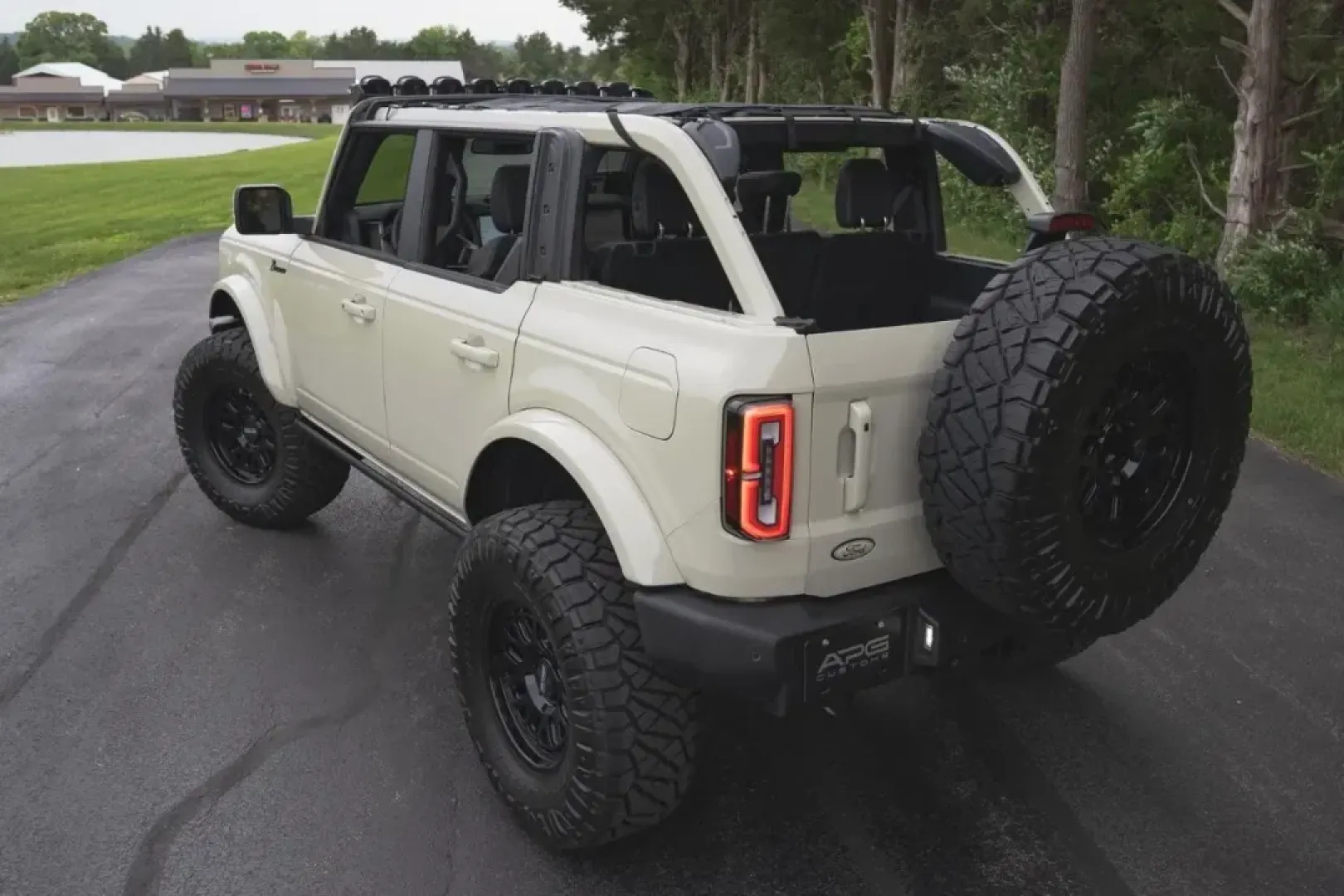 2025 /Smoked Truffle w/Black Leather Ford Bronco Outer Banks (1FMEE8BP5SL) with an 2.7L V6 Turbocharged engine, Automatic transmission, located at 141 Commercial Dr, Fredericktown, MO, 63645, (573) 783-6432, 37.570087, -90.320648 - Unlock your adventurous spirit with the stunning 2025 Ford Bronco Outer Banks, a perfect companion for weekend escapades and off-road explorations! At Pettus Ford Fredericktown, we understand that life's journeys require a vehicle that matches your lifestyle, whether that's tackling rugged terrains - Photo#2
