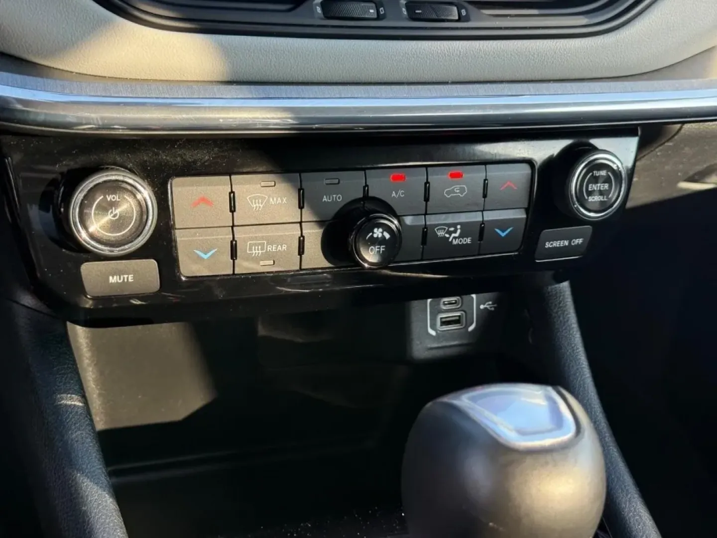 2022 /Black Leather Jeep Compass Limited (3C4NJDCB2NT) with an 2.4L I4 Zero Evap M-Air engine, Automatic transmission, located at 970 Woodlawn Dr., Farmington, MO, 63640, (573) 431-7800, 37.825642, -90.468674 - **Discover Your Next Adventure with the 2022 Jeep Compass Limited!**<br /> <br /> Are you ready to elevate your driving experience? Whether you're navigating the bustling streets of Farmington or embarking on an off-road adventure, the 2022 Jeep Compass Limited is your perfect companion. This stylis - Photo#17