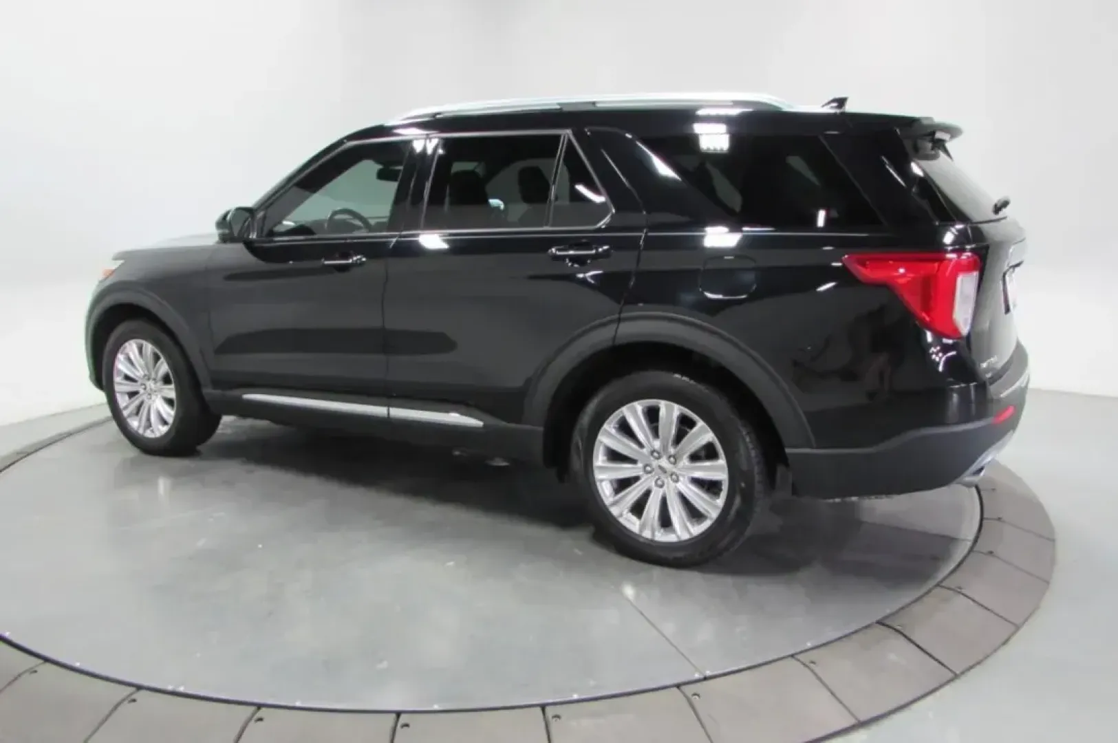 2020 /Ebony Leather Ford Explorer Limited (1FMSK8FH9LG) with an Other engine, located at 12836 Highway 21, De Soto, MO, 63020, (636) 337-7777, 38.151867, -90.575615 - **Unleash Adventure with the 2020 Ford Explorer Limited Perfect for Growing Families in De Soto, MO!**<br /> <br /> Are you ready to elevate your family adventures and daily commutes? The 2020 Ford Explorer Limited is your ticket to comfort, style, and reliability. With spacious seating for up to s - Photo#3