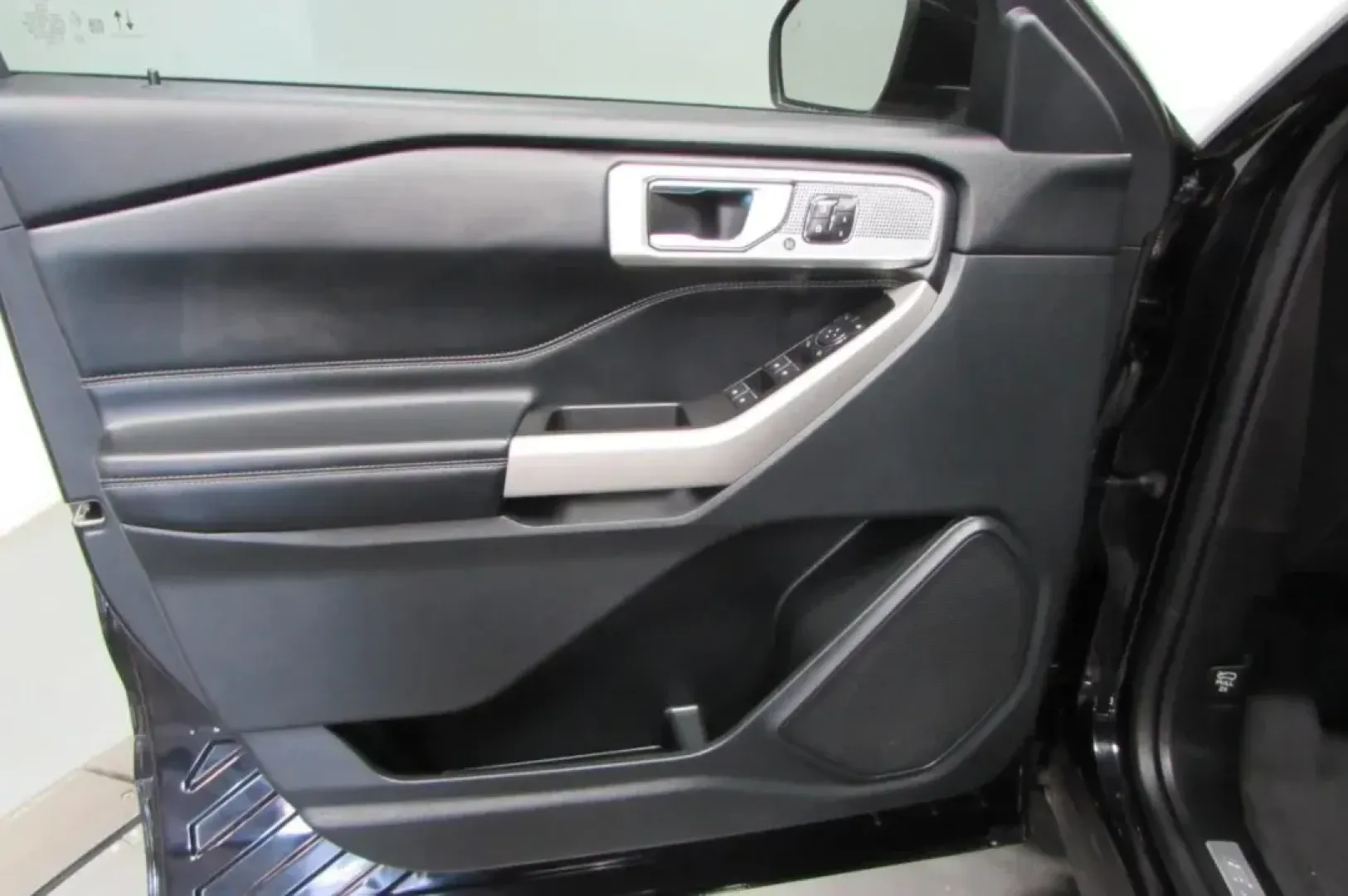 2020 /Ebony Leather Ford Explorer Limited (1FMSK8FH9LG) with an Other engine, located at 12836 Highway 21, De Soto, MO, 63020, (636) 337-7777, 38.151867, -90.575615 - **Unleash Adventure with the 2020 Ford Explorer Limited Perfect for Growing Families in De Soto, MO!**<br /> <br /> Are you ready to elevate your family adventures and daily commutes? The 2020 Ford Explorer Limited is your ticket to comfort, style, and reliability. With spacious seating for up to s - Photo#10