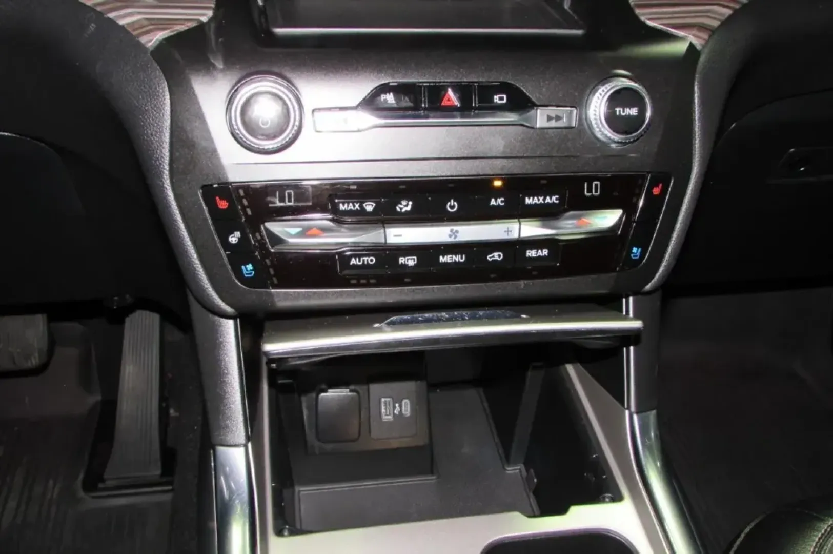 2020 /Ebony Leather Ford Explorer Limited (1FMSK8FH9LG) with an Other engine, located at 12836 Highway 21, De Soto, MO, 63020, (636) 337-7777, 38.151867, -90.575615 - **Unleash Adventure with the 2020 Ford Explorer Limited Perfect for Growing Families in De Soto, MO!**<br /> <br /> Are you ready to elevate your family adventures and daily commutes? The 2020 Ford Explorer Limited is your ticket to comfort, style, and reliability. With spacious seating for up to s - Photo#19