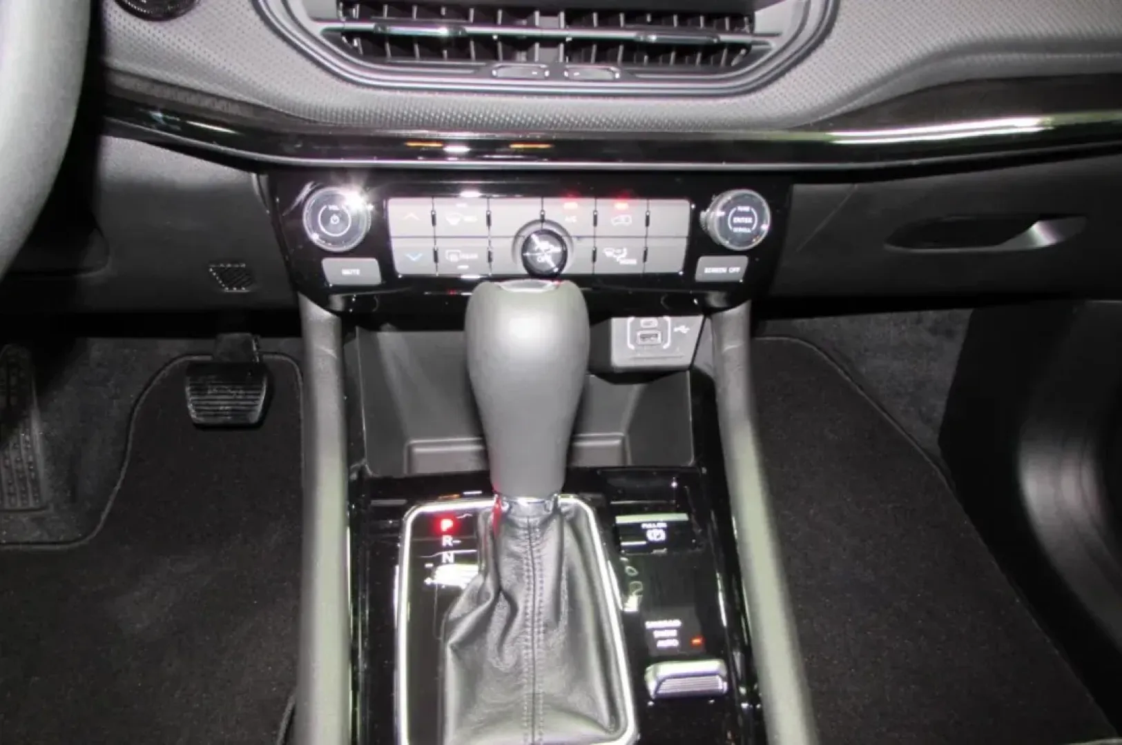 2025 /Black Leather Trimmed Jeep Compass Latitude (3C4NJDBN8ST) with an Other engine, Automatic transmission, located at 12830 Highway 21, De Soto, MO, 63020, (636) 337-7777, 38.153099, -90.573624 - **Discover Your Next Adventure with the 2025 Jeep Compass Latitude at Pettus CDJR DeSoto!**<br /> <br /> Are you ready to elevate your outdoor adventures or daily commutes? The 2025 Jeep Compass Latitude is not just a vehicle; it's a lifestyle upgrade! This SUV is the ideal companion for growing fam - Photo#21