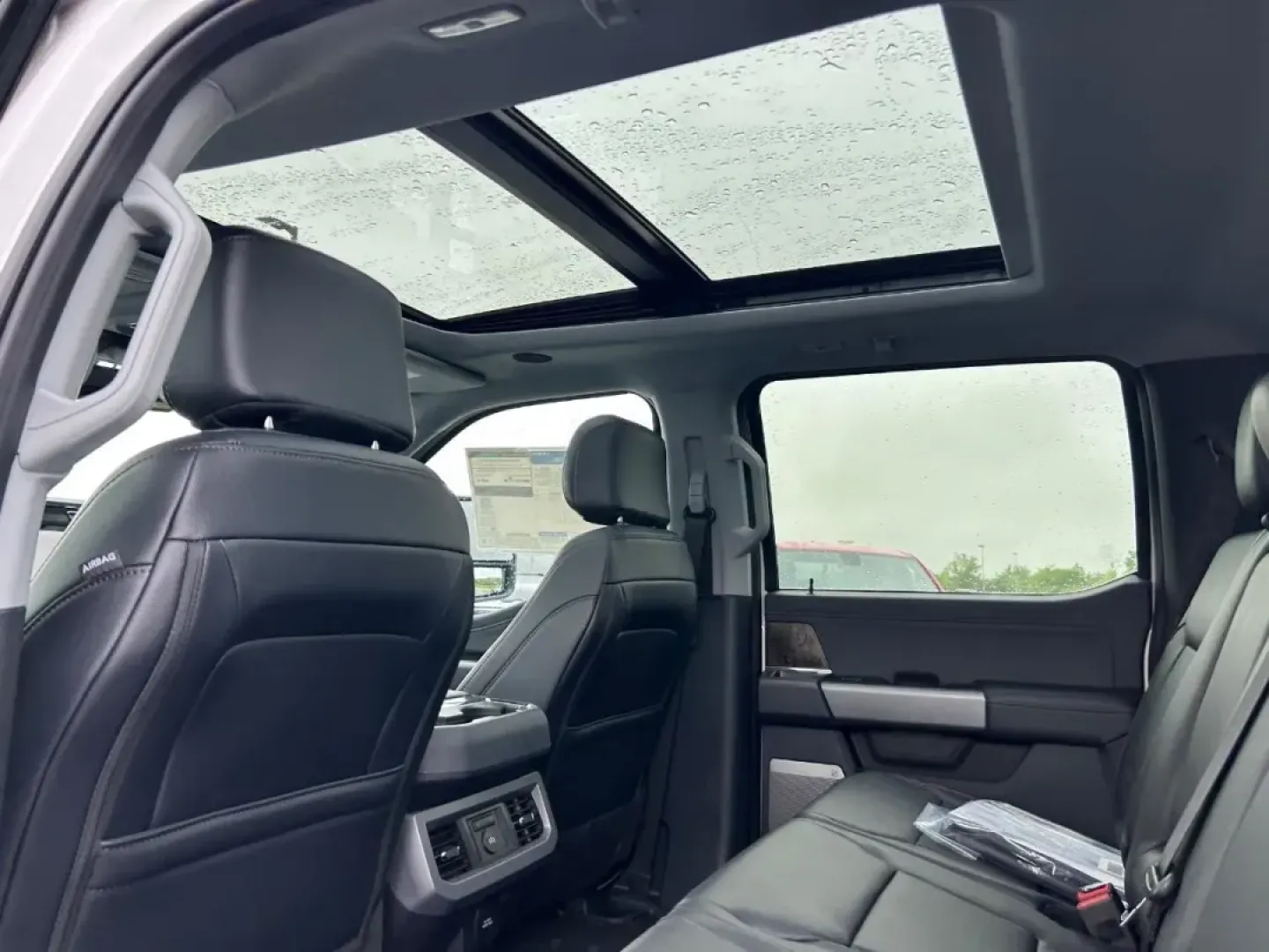 2025 /Black Onyx Leather Ford F-350SD LARIAT (1FT8W3BT6SE) with an 6.7L Turbocharged engine, located at 141 Commercial Dr, Fredericktown, MO, 63645, (573) 783-6432, 37.570087, -90.320648 - **Unleash Your Adventures with the 2025 Ford F-350SD LARIAT at Pettus Ford Fredericktown!**<br /> <br /> Are you ready to elevate your daily commute or weekend adventures? The 2025 Ford F-350SD LARIAT is not just a truck; it's a lifestyle choice. Perfect for anyone from busy parents needing a reliab - Photo#9