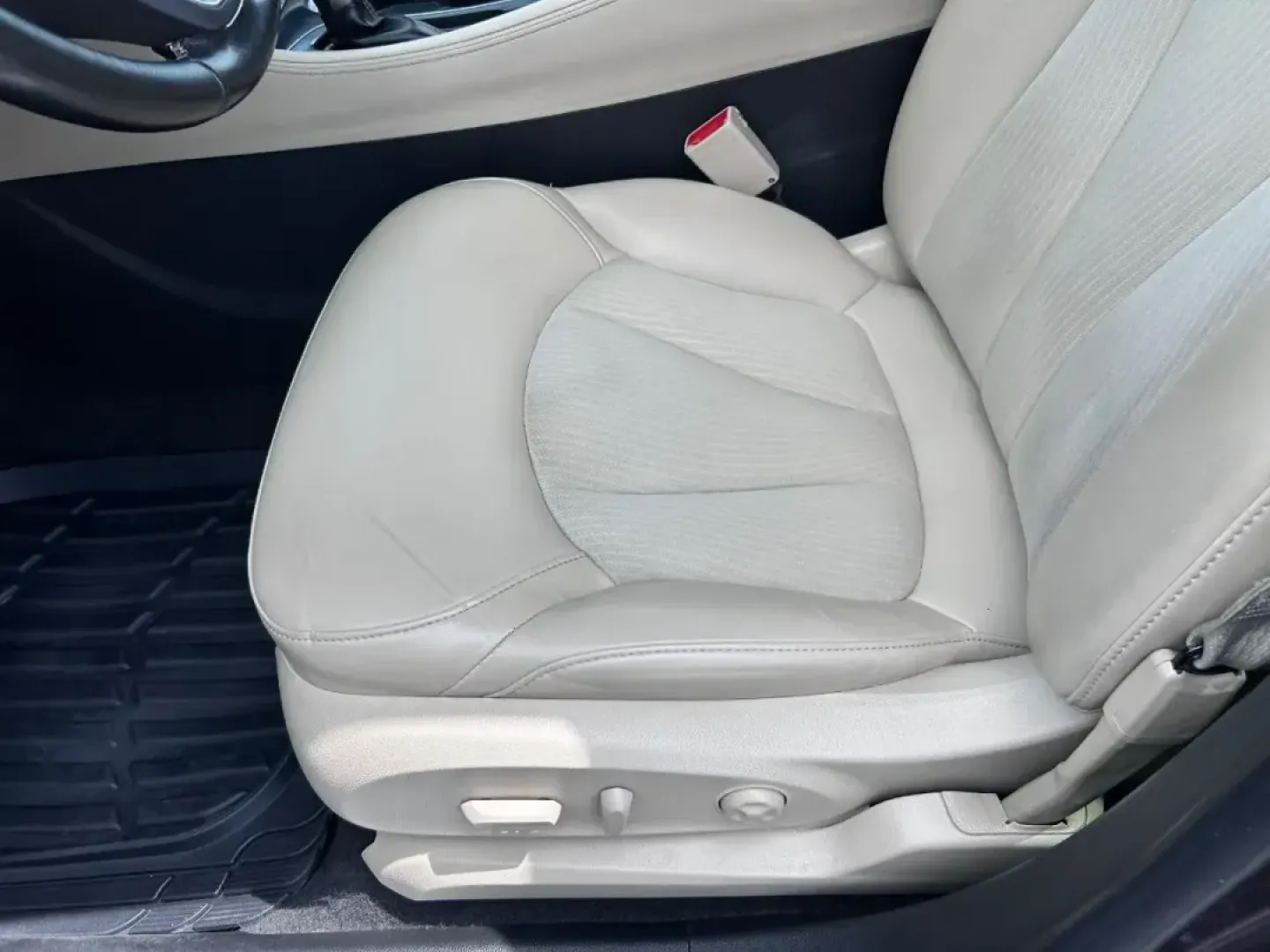 2018 /Light Neutral Leather Buick Envision Preferred (LRBFXBSA0JD) with an 2.5L DOHC 4-cylinder SIDI engine, Automatic transmission, located at 970 Woodlawn Dr., Farmington, MO, 63640, (573) 431-7800, 37.825642, -90.468674 - ### Experience Adventure and Comfort with the 2018 Buick Envision at Pettus CDJR Farmington<br /> <br /> Are you searching for the perfect vehicle to elevate your daily commute or weekend adventures? Look no further than this stunning 2018 Buick Envision, available now at Pettus CDJR Farmington! Thi - Photo#18