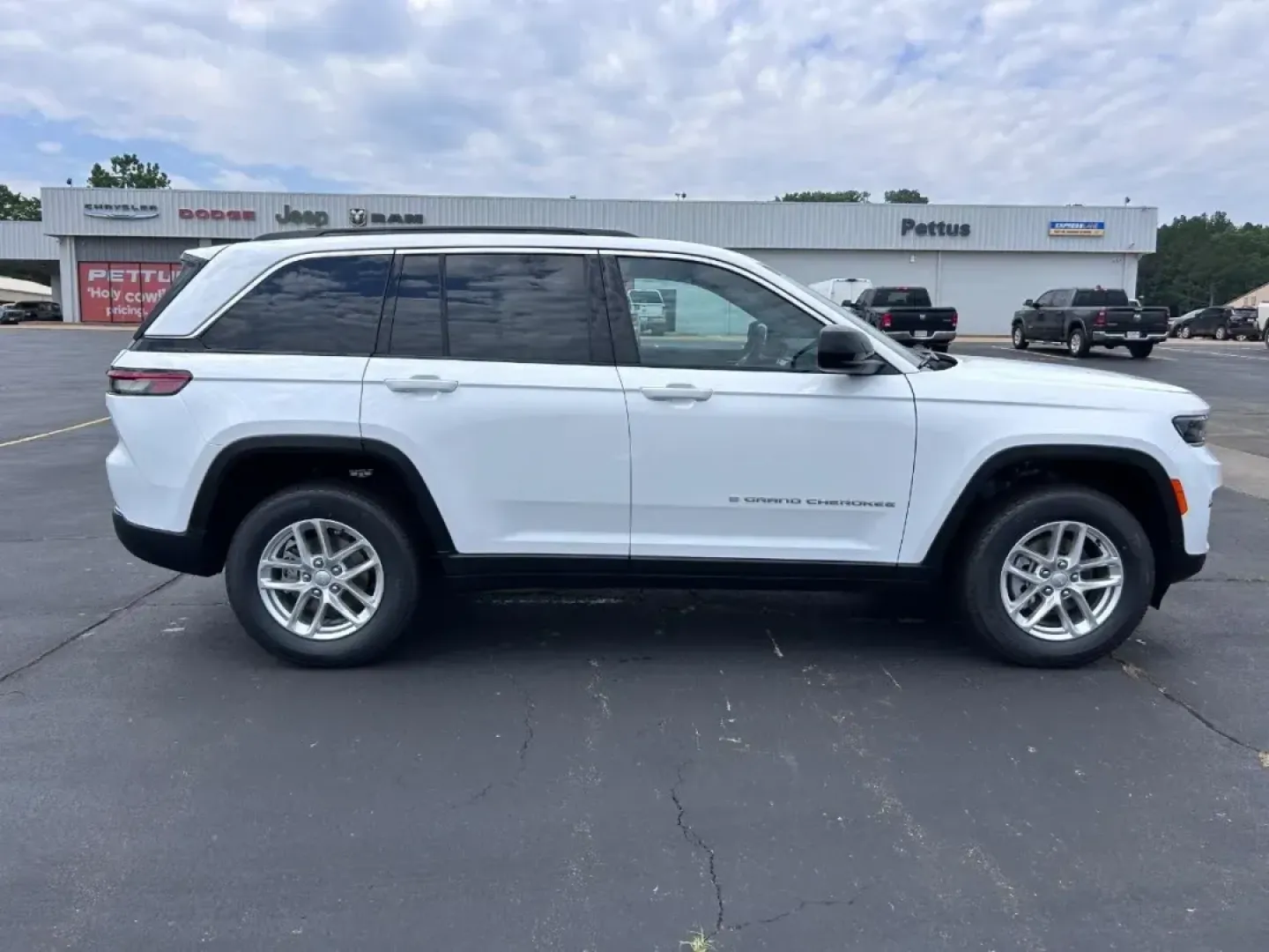 2025 /Global Black Cloth Jeep Grand Cherokee Laredo X (1C4RJHAG1SC) with an 3.6L V6 24V VVT UPG I engine, Automatic transmission, located at 970 Woodlawn Dr., Farmington, MO, 63640, (573) 431-7800, 37.825642, -90.468674 - **Explore the Great Outdoors with the 2025 Jeep Grand Cherokee Laredo X - Your Perfect Adventure Companion!**<br /> <br /> Are you ready to take your family adventures to the next level? Look no further than the 2025 Jeep Grand Cherokee Laredo X, now available at Pettus CDJR Farmington! This SUV is - Photo#1