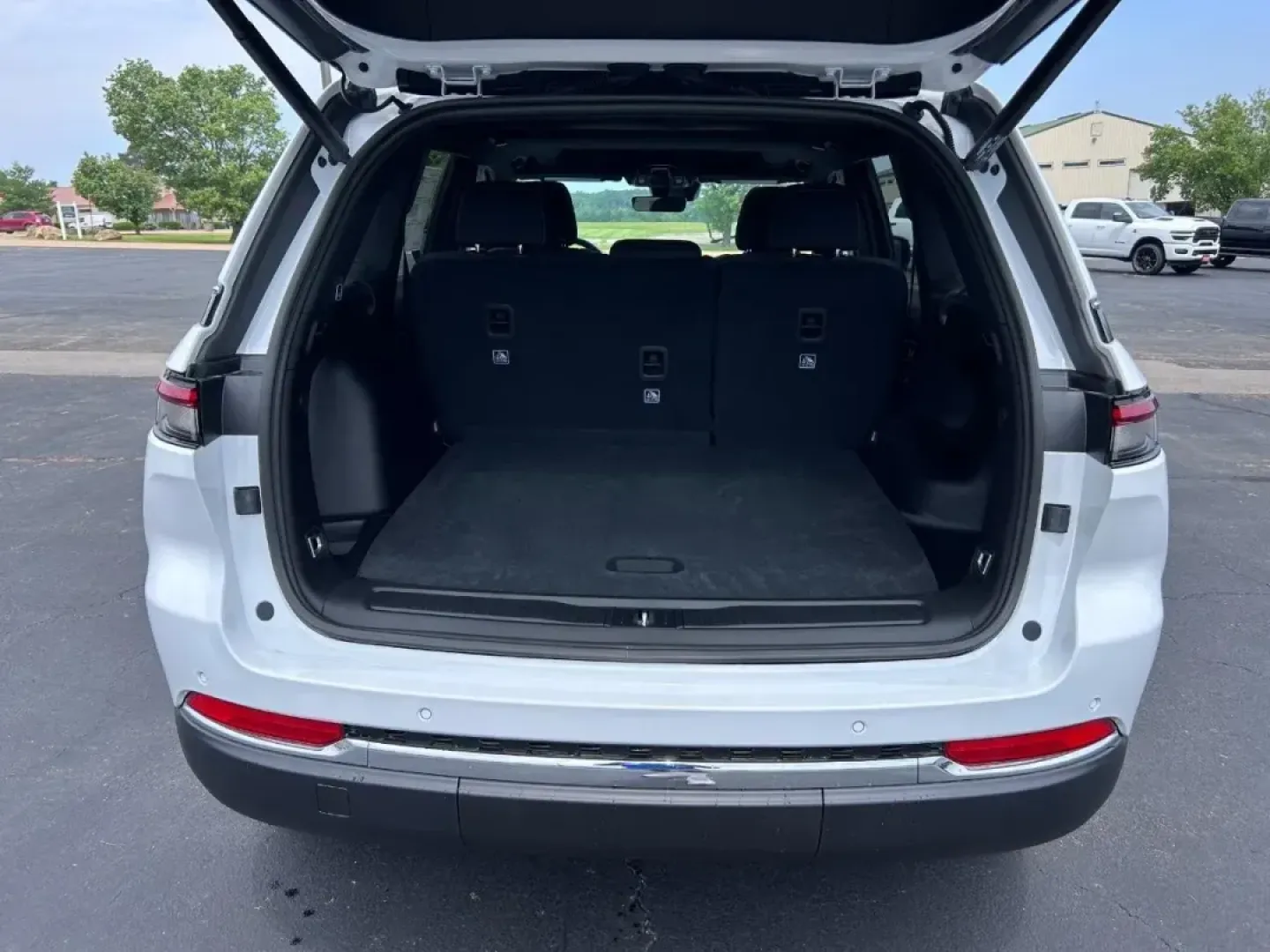 2025 /Global Black Cloth Jeep Grand Cherokee Laredo X (1C4RJHAG1SC) with an 3.6L V6 24V VVT UPG I engine, Automatic transmission, located at 970 Woodlawn Dr., Farmington, MO, 63640, (573) 431-7800, 37.825642, -90.468674 - **Explore the Great Outdoors with the 2025 Jeep Grand Cherokee Laredo X - Your Perfect Adventure Companion!**<br /> <br /> Are you ready to take your family adventures to the next level? Look no further than the 2025 Jeep Grand Cherokee Laredo X, now available at Pettus CDJR Farmington! This SUV is - Photo#4