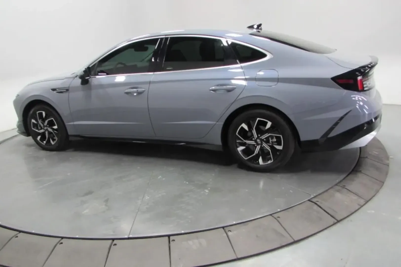 2024 /Cloth Hyundai Sonata SEL (KMHL64JA3RA) with an 2.5L GDI MPI DOHC I4 CVVT engine, Automatic transmission, located at 12836 Highway 21, De Soto, MO, 63020, (636) 337-7777, 38.151867, -90.575615 - **Embrace the Open Road with the 2024 Hyundai Sonata SEL Perfect for Your Next Adventure!**<br /> <br /> Are you ready to elevate your daily commute or embark on weekend getaways? The 2024 Hyundai Sonata SEL is not just a car; it's your ticket to a life filled with memorable journeys and effortless - Photo#4