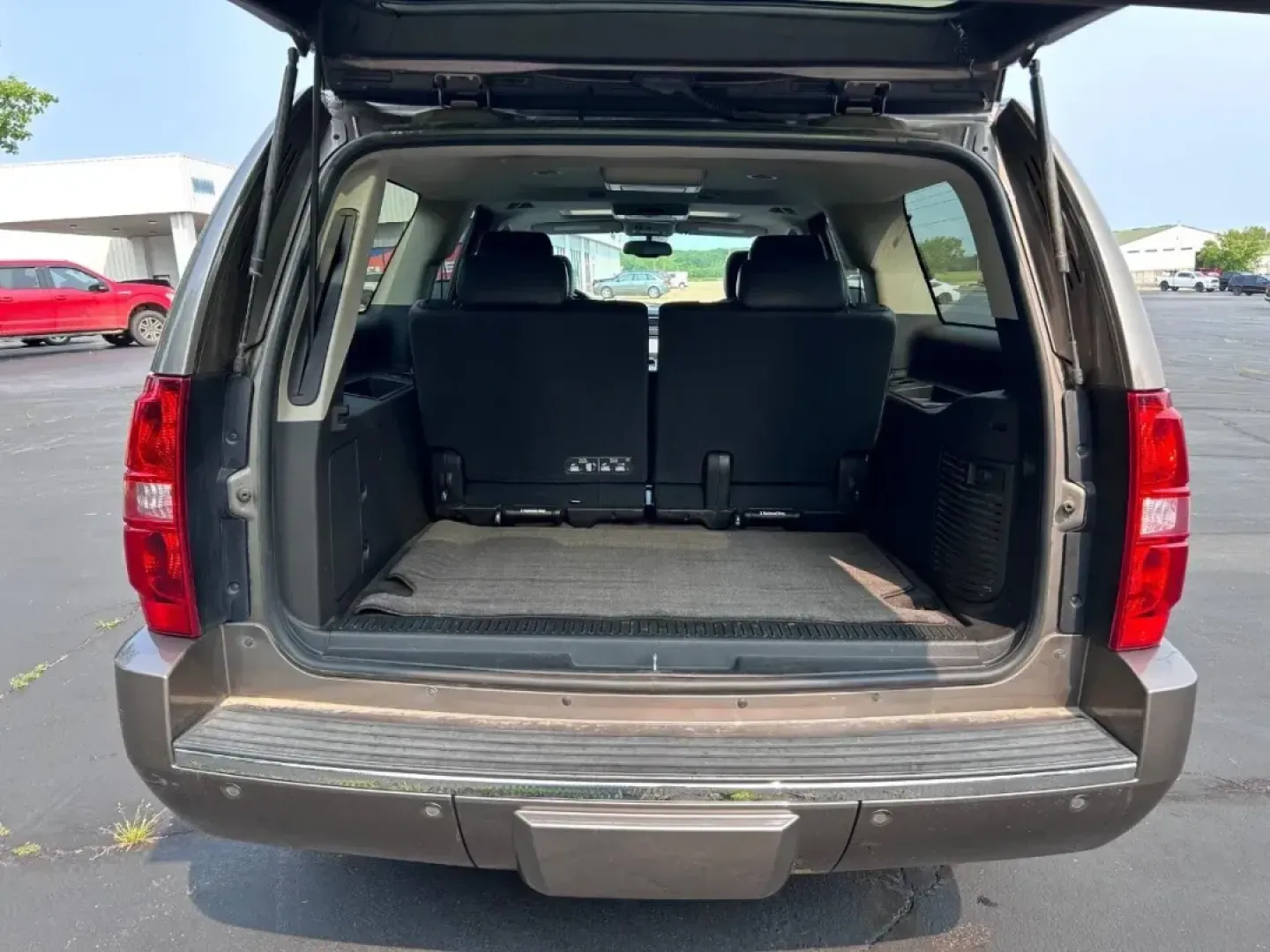 2013 /Ebony Leather Chevrolet Suburban 1500 LTZ (1GNSKKE78DR) with an Vortec 5.3L V8 SFI FlexFuel engine, Automatic transmission, located at 970 Woodlawn Dr., Farmington, MO, 63640, (573) 431-7800, 37.825642, -90.468674 - USED 2013 Chevrolet Suburban 1500 LTZ from Pettus CDJR Farmington, Farmington MO. - Photo#4