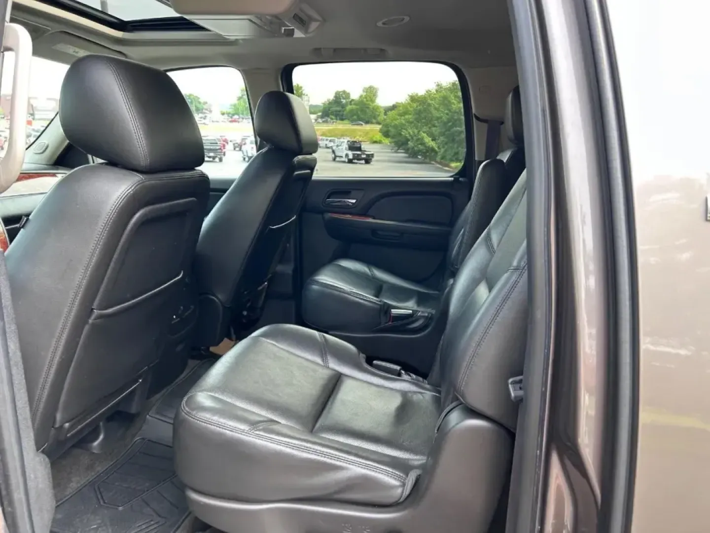 2013 /Ebony Leather Chevrolet Suburban 1500 LTZ (1GNSKKE78DR) with an Vortec 5.3L V8 SFI FlexFuel engine, Automatic transmission, located at 970 Woodlawn Dr., Farmington, MO, 63640, (573) 431-7800, 37.825642, -90.468674 - USED 2013 Chevrolet Suburban 1500 LTZ from Pettus CDJR Farmington, Farmington MO. - Photo#10