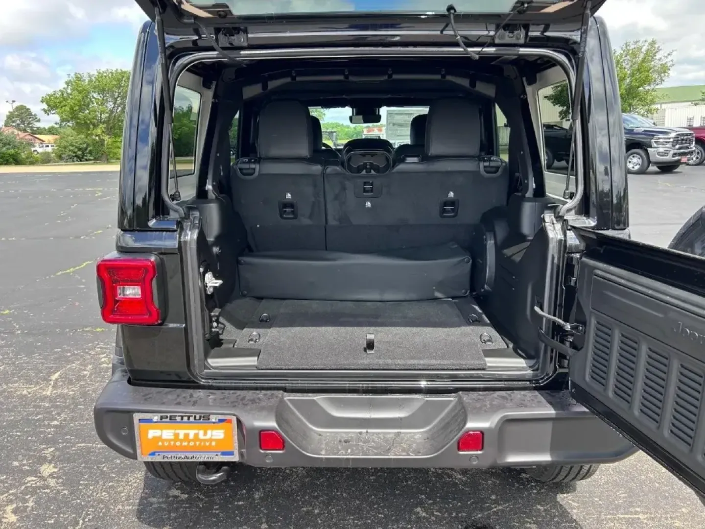 2025 /Black Leather Jeep Wrangler Sahara (1C4PJXEG1SW) with an 3.6L V6 engine, Automatic transmission, located at 970 Woodlawn Dr., Farmington, MO, 63640, (573) 431-7800, 37.825642, -90.468674 - **Unleash Adventure with the 2025 Jeep Wrangler Sahara at Pettus CDJR Farmington!**<br /> <br /> If you're seeking a vehicle that embodies freedom and adventure, look no further than the stunning 2025 Jeep Wrangler Sahara, now available at Pettus CDJR Farmington. Located at 970 Woodlawn Drive, Farmi - Photo#4