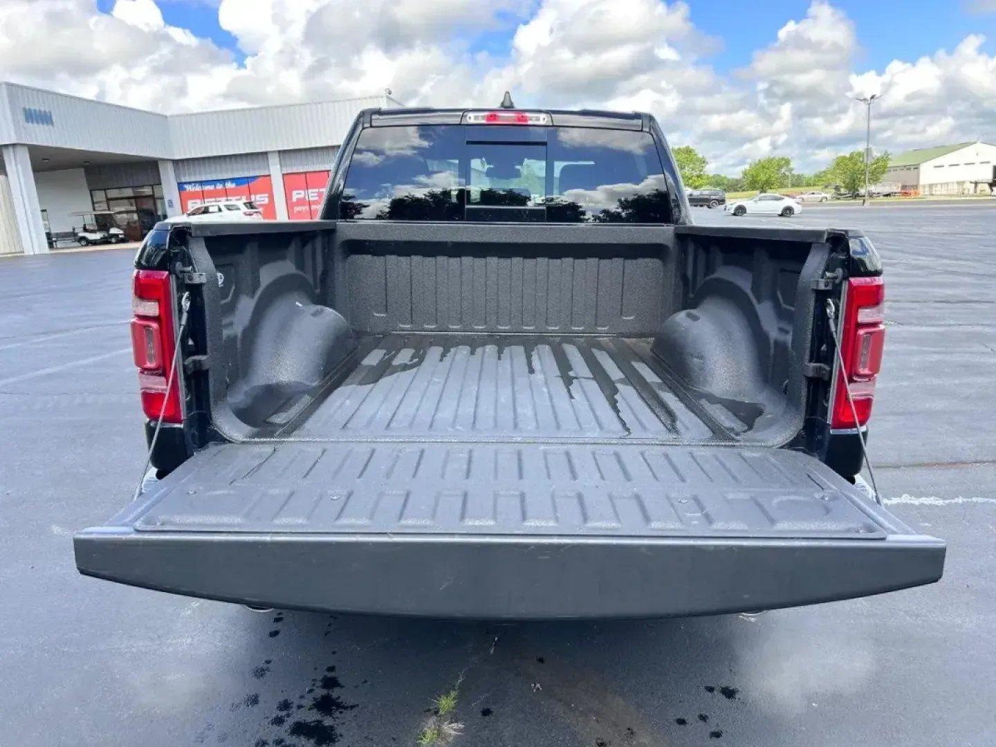 2020 /Black Leather Ram 1500 Laramie (1C6SRFJT0LN) with an 5.7L engine, located at 970 Woodlawn Dr., Farmington, MO, 63640, (573) 431-7800, 37.825642, -90.468674 - USED 2020 Ram 1500 Laramie from Pettus CDJR Farmington, Farmington MO. - Photo#4
