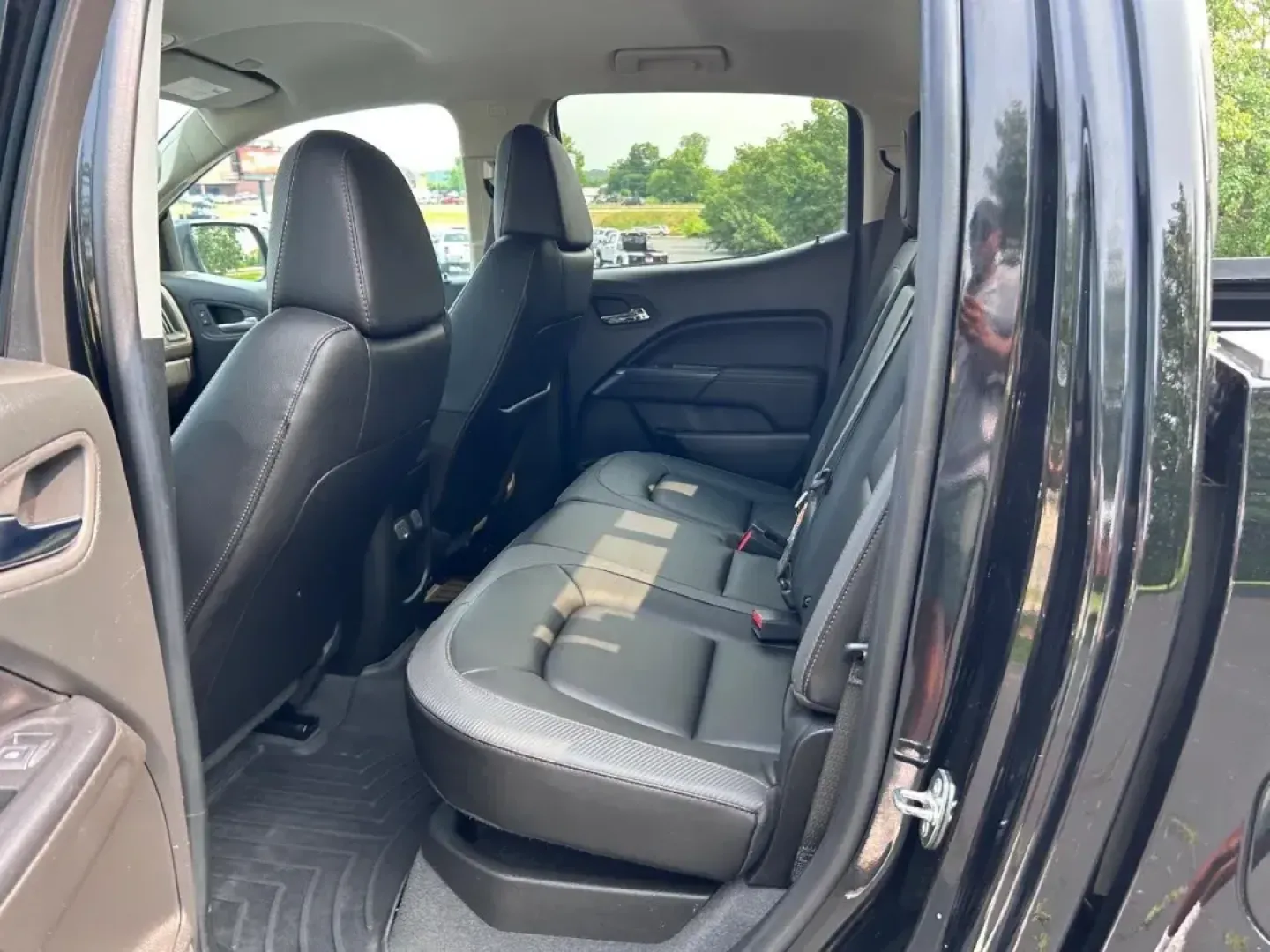 2022 /Jet Black/Kalahari Leather GMC Canyon AT4 w/Leather (1GTG6FEN2N1) with an 3.6L DI DOHC V6 VVT engine, located at 970 Woodlawn Dr., Farmington, MO, 63640, (573) 431-7800, 37.825642, -90.468674 - Discover the perfect blend of rugged performance and refined style with the 2022 GMC Canyon AT4, now available at Pettus CDJR Farmington. Whether you're a weekend adventurer seeking thrilling off-road experiences or a city dweller looking for a reliable truck for your daily commutes, this pre-owned - Photo#8