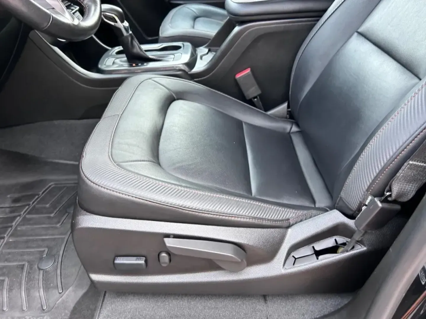 2022 /Jet Black/Kalahari Leather GMC Canyon AT4 w/Leather (1GTG6FEN2N1) with an 3.6L DI DOHC V6 VVT engine, located at 970 Woodlawn Dr., Farmington, MO, 63640, (573) 431-7800, 37.825642, -90.468674 - Discover the perfect blend of rugged performance and refined style with the 2022 GMC Canyon AT4, now available at Pettus CDJR Farmington. Whether you're a weekend adventurer seeking thrilling off-road experiences or a city dweller looking for a reliable truck for your daily commutes, this pre-owned - Photo#18