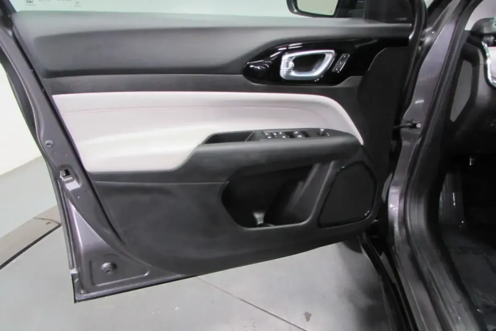 2022 /Black Leather Jeep Compass Limited (3C4NJDCBXNT) with an Other engine, Automatic transmission, located at 12830 Highway 21, De Soto, MO, 63020, (636) 337-7777, 38.153099, -90.573624 - **Experience Adventure with the 2022 Jeep Compass Limited at Pettus CDJR DeSoto!**<br /> <br /> Are you ready for your next adventure? Whether it's a weekend getaway to the breathtaking Ozark Mountains or a daily commute through the charming streets of De Soto, the 2022 Jeep Compass Limited is desig - Photo#12