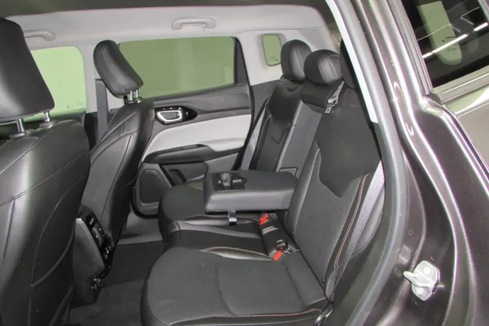 2022 /Black Leather Jeep Compass Limited (3C4NJDCBXNT) with an Other engine, Automatic transmission, located at 12830 Highway 21, De Soto, MO, 63020, (636) 337-7777, 38.153099, -90.573624 - **Experience Adventure with the 2022 Jeep Compass Limited at Pettus CDJR DeSoto!**<br /> <br /> Are you ready for your next adventure? Whether it's a weekend getaway to the breathtaking Ozark Mountains or a daily commute through the charming streets of De Soto, the 2022 Jeep Compass Limited is desig - Photo#25