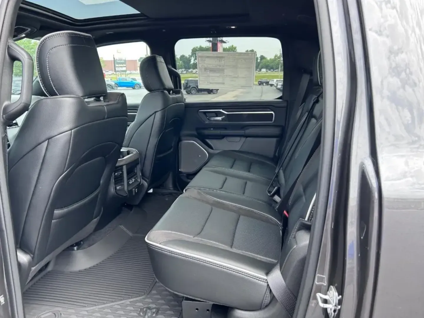 2025 Ram 1500 Laramie (1C6SRFJP7SN) with an 3.0L I6 Hurricane SO Twin Turbo ESS engine, Automatic transmission, located at 970 Woodlawn Dr., Farmington, MO, 63640, (573) 431-7800, 37.825642, -90.468674 - **Discover Your Next Adventure with the 2025 Ram 1500 Laramie at Pettus CDJR Farmington!**<br /> <br /> Looking for a truck that effortlessly blends power, luxury, and versatility? Whether you're hauling gear for your weekend adventures, commuting through the bustling streets of Farmington, or navig - Photo#8