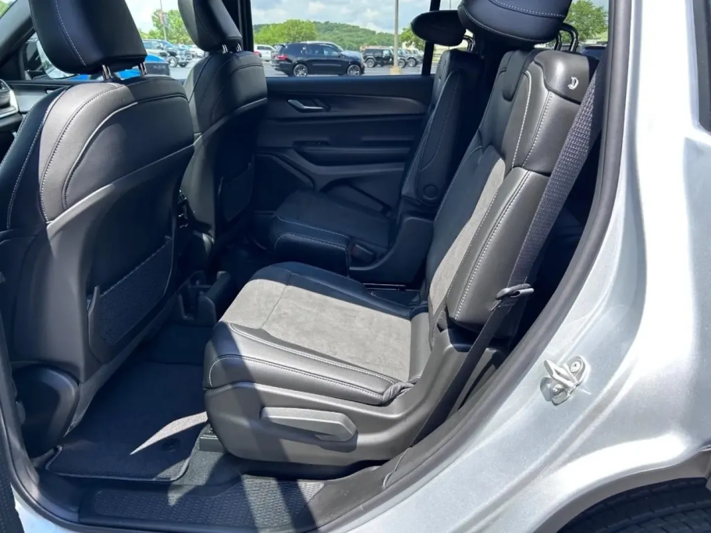 2025 /Global Black Leather Jeep Grand Cherokee Altitude X (1C4RJKAGXS8) with an 3.6L V6 24V VVT UPG I engine, Automatic transmission, located at 970 Woodlawn Dr., Farmington, MO, 63640, (573) 431-7800, 37.825642, -90.468674 - **Adventure Awaits with the 2025 Jeep Grand Cherokee L Altitude X at Pettus CDJR Farmington!**<br /> <br /> Are you ready to elevate your weekend adventures or make daily commutes more enjoyable? The 2025 Jeep Grand Cherokee L Altitude X is your perfect companion, seamlessly blending luxury, capabil - Photo#8