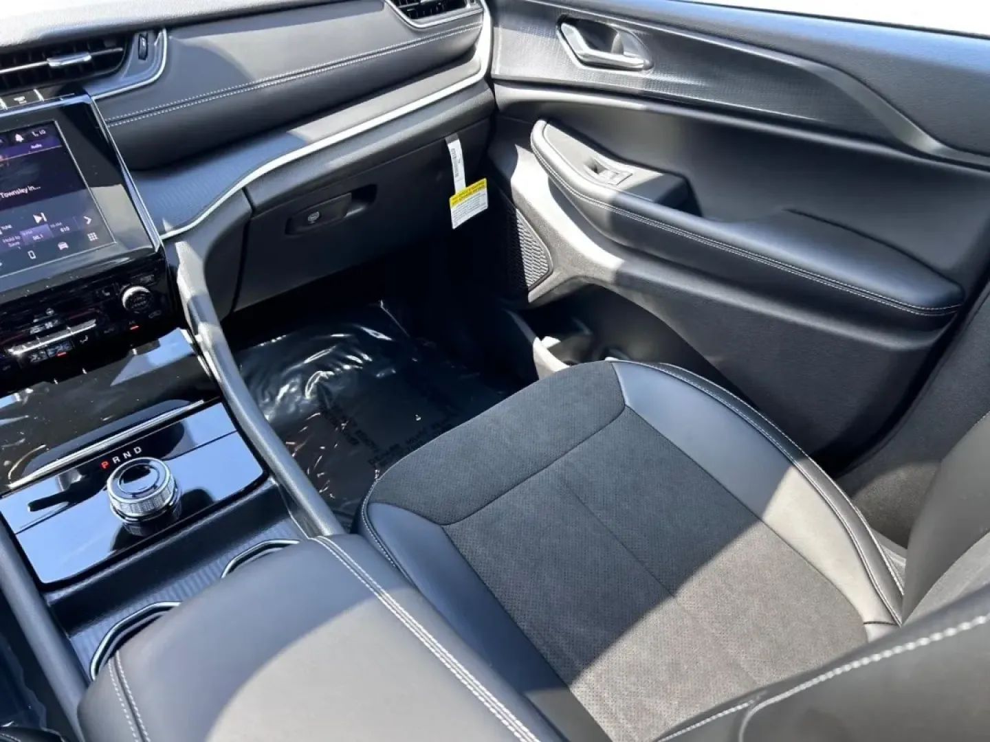 2025 /Global Black Leather Jeep Grand Cherokee Altitude X (1C4RJKAGXS8) with an 3.6L V6 24V VVT UPG I engine, Automatic transmission, located at 970 Woodlawn Dr., Farmington, MO, 63640, (573) 431-7800, 37.825642, -90.468674 - **Adventure Awaits with the 2025 Jeep Grand Cherokee L Altitude X at Pettus CDJR Farmington!**<br /> <br /> Are you ready to elevate your weekend adventures or make daily commutes more enjoyable? The 2025 Jeep Grand Cherokee L Altitude X is your perfect companion, seamlessly blending luxury, capabil - Photo#18