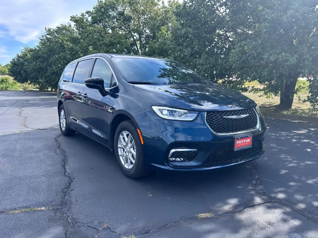 photo of 2025 Chrysler Pacifica Select