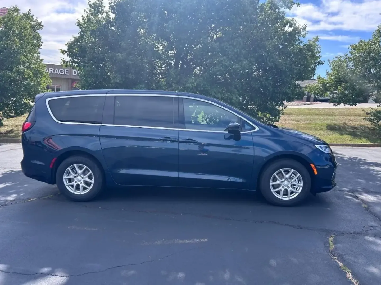 2025 /Black Leather Chrysler Pacifica Select (2C4RC1BG3SR) with an 3.6L V6 24V VVT UPG I engine, Automatic transmission, located at 970 Woodlawn Dr., Farmington, MO, 63640, (573) 431-7800, 37.825642, -90.468674 - Discover the ultimate family-friendly ride with the 2025 Chrysler Pacifica Select, now available at Pettus CDJR Farmington! Perfect for growing families and weekend road trips, this minivan delivers comfort, style, and a host of features that make every journey enjoyable. Located at 970 Woodlawn Dri - Photo#1