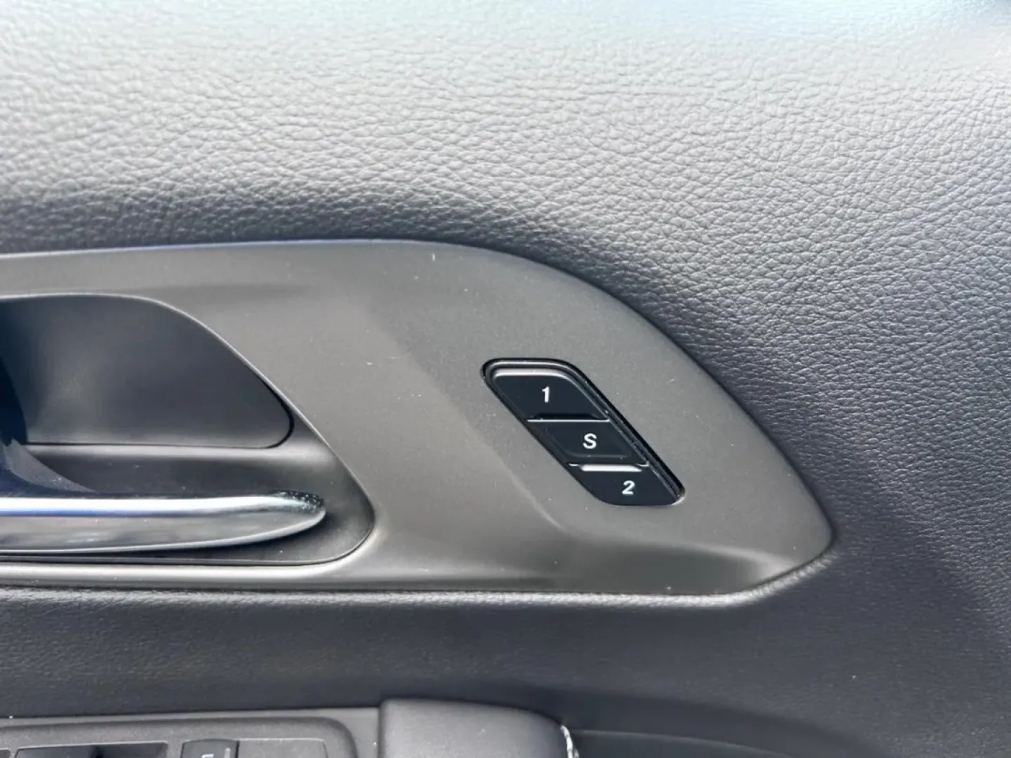 2025 /Black Leather Chrysler Pacifica Select (2C4RC1BG3SR) with an 3.6L V6 24V VVT UPG I engine, Automatic transmission, located at 970 Woodlawn Dr., Farmington, MO, 63640, (573) 431-7800, 37.825642, -90.468674 - Discover the ultimate family-friendly ride with the 2025 Chrysler Pacifica Select, now available at Pettus CDJR Farmington! Perfect for growing families and weekend road trips, this minivan delivers comfort, style, and a host of features that make every journey enjoyable. Located at 970 Woodlawn Dri - Photo#21