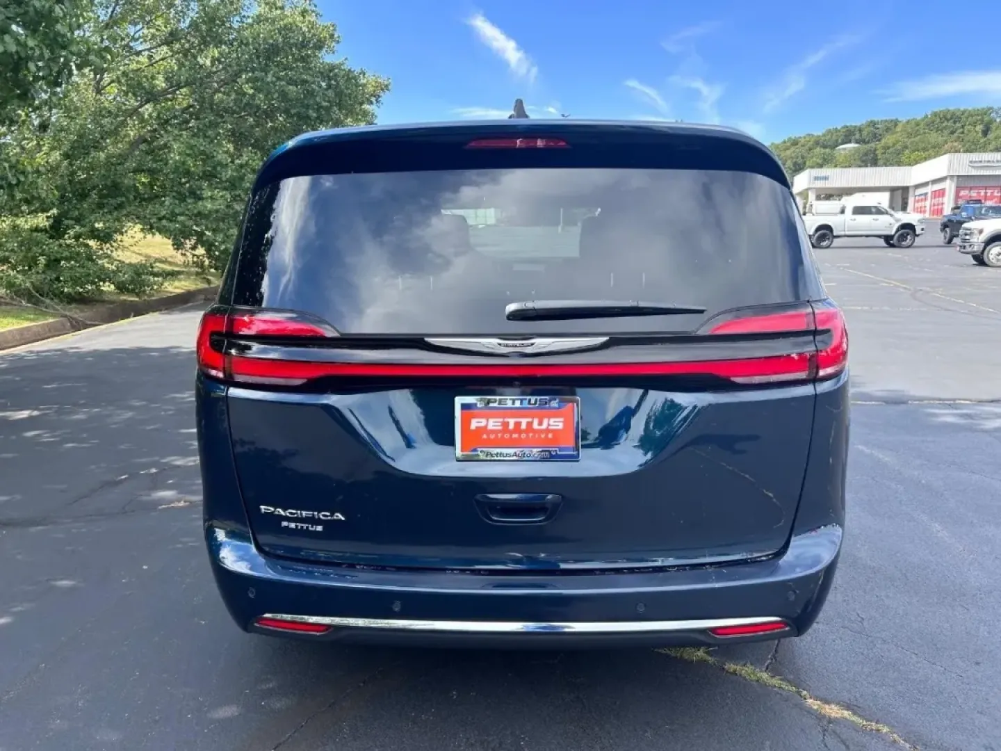 2025 /Black Leather Chrysler Pacifica Select (2C4RC1BG3SR) with an 3.6L V6 24V VVT UPG I engine, Automatic transmission, located at 970 Woodlawn Dr., Farmington, MO, 63640, (573) 431-7800, 37.825642, -90.468674 - Discover the ultimate family-friendly ride with the 2025 Chrysler Pacifica Select, now available at Pettus CDJR Farmington! Perfect for growing families and weekend road trips, this minivan delivers comfort, style, and a host of features that make every journey enjoyable. Located at 970 Woodlawn Dri - Photo#3