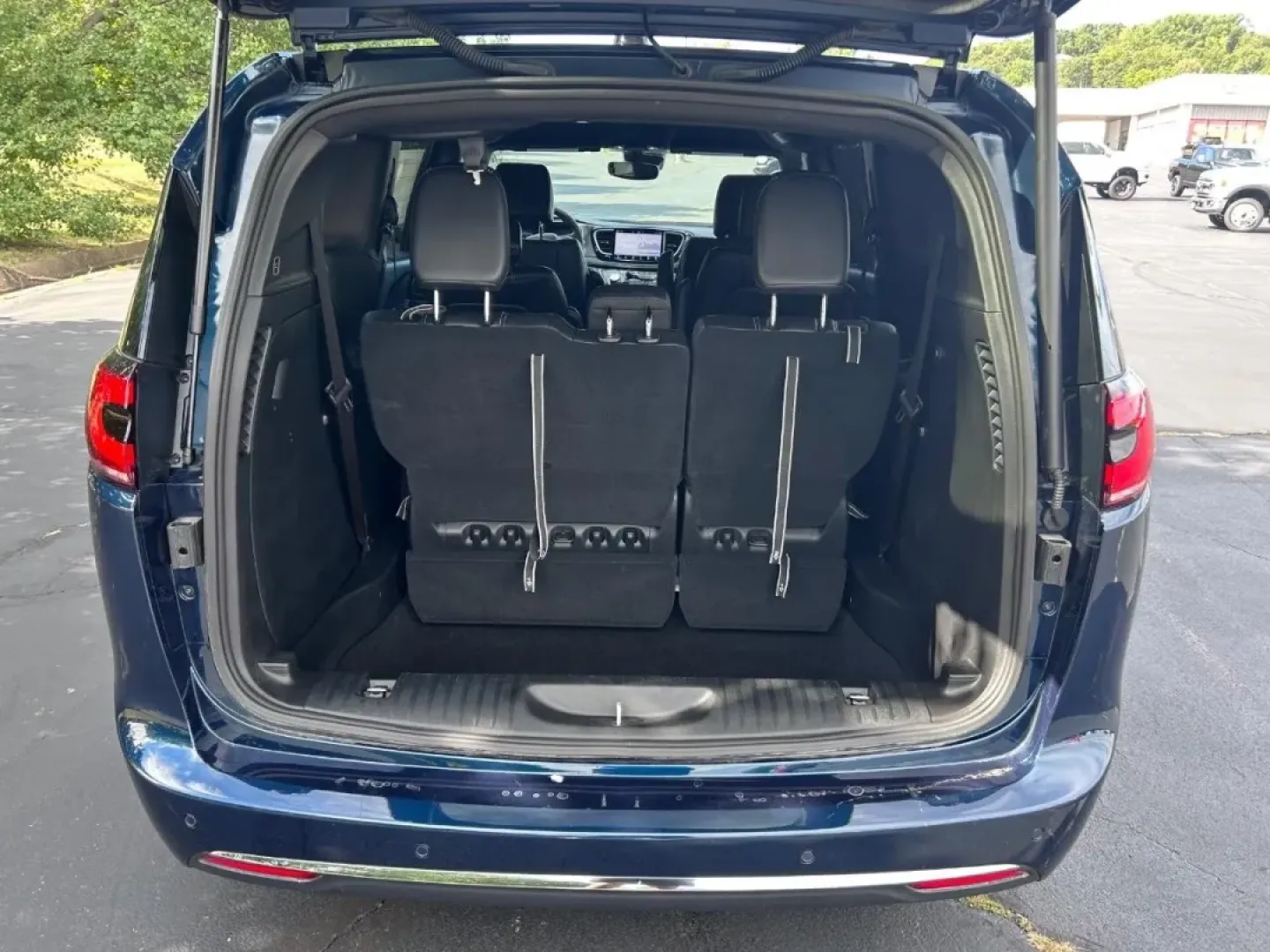 2025 /Black Leather Chrysler Pacifica Select (2C4RC1BG3SR) with an 3.6L V6 24V VVT UPG I engine, Automatic transmission, located at 970 Woodlawn Dr., Farmington, MO, 63640, (573) 431-7800, 37.825642, -90.468674 - Discover the ultimate family-friendly ride with the 2025 Chrysler Pacifica Select, now available at Pettus CDJR Farmington! Perfect for growing families and weekend road trips, this minivan delivers comfort, style, and a host of features that make every journey enjoyable. Located at 970 Woodlawn Dri - Photo#4