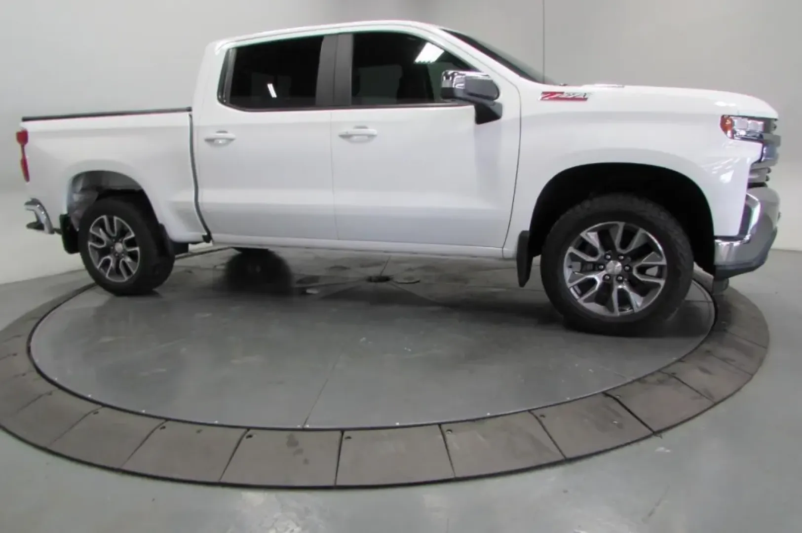 2020 /Gideon/Very Dark Atmosphere Cl Chevrolet Silverado 1500 LT (3GCUYDETXLG) with an Other engine, located at 12830 Highway 21, De Soto, MO, 63020, (636) 337-7777, 38.153099, -90.573624 - Looking for a versatile and rugged vehicle that can handle everything from family outings to weekend adventures? Look no further than this stunning 2020 Chevrolet Silverado 1500 LT Crew Cab! Perfectly blending power, efficiency, and comfort, this truck is an ideal choice for those seeking quality us - Photo#3