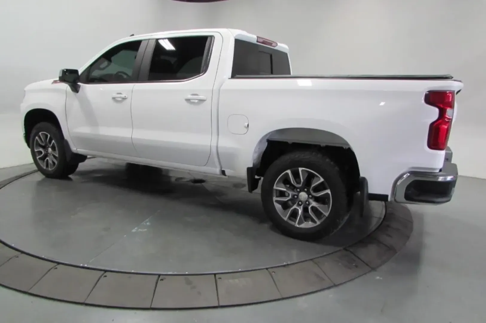 2020 /Gideon/Very Dark Atmosphere Cl Chevrolet Silverado 1500 LT (3GCUYDETXLG) with an Other engine, located at 12830 Highway 21, De Soto, MO, 63020, (636) 337-7777, 38.153099, -90.573624 - Looking for a versatile and rugged vehicle that can handle everything from family outings to weekend adventures? Look no further than this stunning 2020 Chevrolet Silverado 1500 LT Crew Cab! Perfectly blending power, efficiency, and comfort, this truck is an ideal choice for those seeking quality us - Photo#4