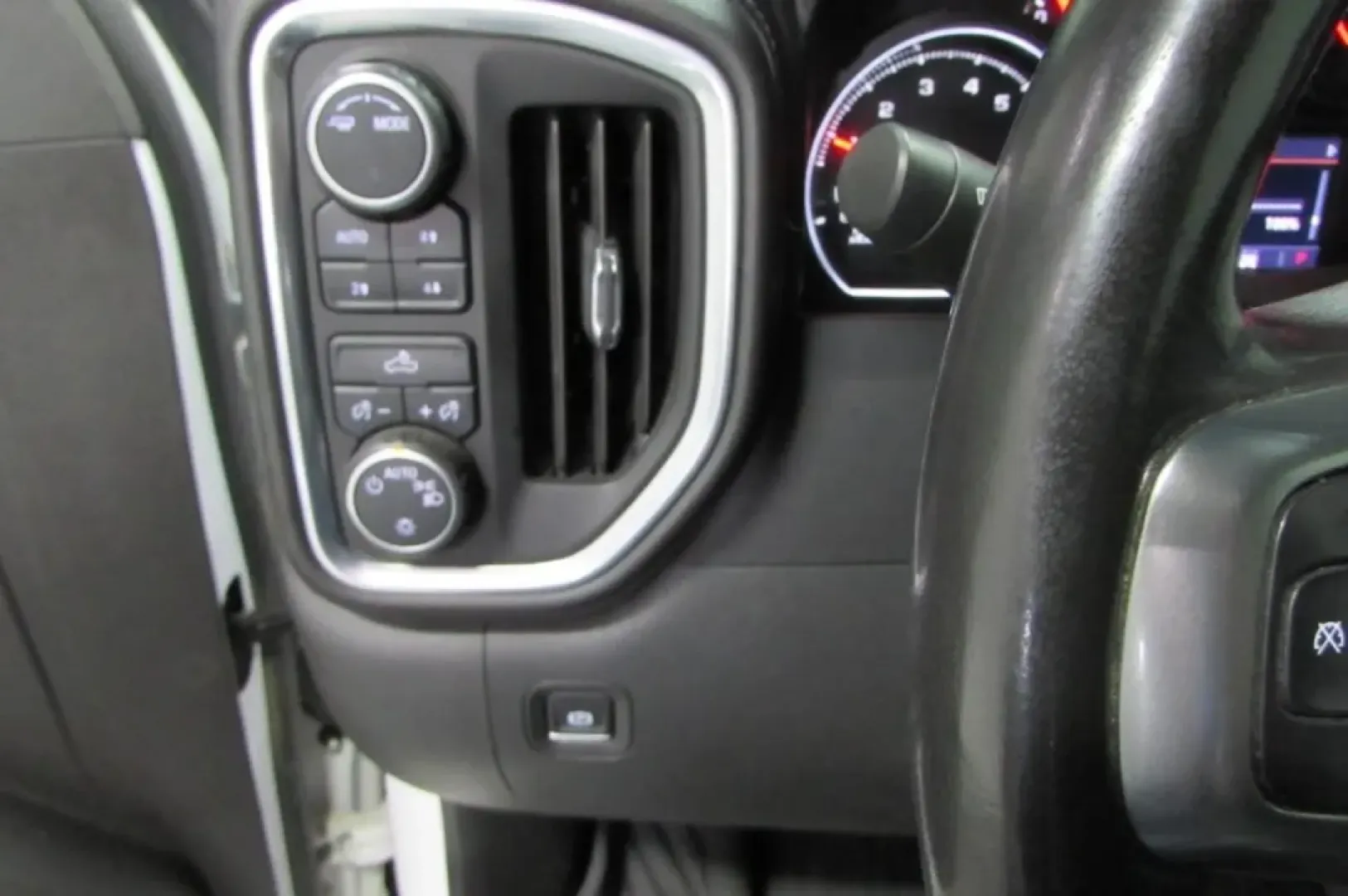 2020 /Gideon/Very Dark Atmosphere Cl Chevrolet Silverado 1500 LT (3GCUYDETXLG) with an Other engine, located at 12830 Highway 21, De Soto, MO, 63020, (636) 337-7777, 38.153099, -90.573624 - Looking for a versatile and rugged vehicle that can handle everything from family outings to weekend adventures? Look no further than this stunning 2020 Chevrolet Silverado 1500 LT Crew Cab! Perfectly blending power, efficiency, and comfort, this truck is an ideal choice for those seeking quality us - Photo#15