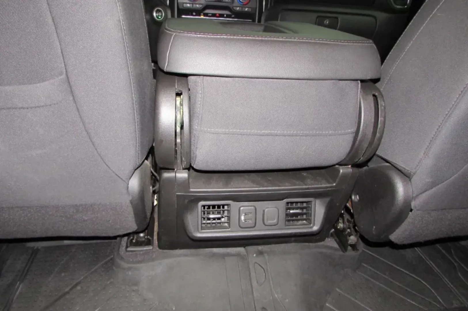 2020 /Gideon/Very Dark Atmosphere Cl Chevrolet Silverado 1500 LT (3GCUYDETXLG) with an Other engine, located at 12830 Highway 21, De Soto, MO, 63020, (636) 337-7777, 38.153099, -90.573624 - Looking for a versatile and rugged vehicle that can handle everything from family outings to weekend adventures? Look no further than this stunning 2020 Chevrolet Silverado 1500 LT Crew Cab! Perfectly blending power, efficiency, and comfort, this truck is an ideal choice for those seeking quality us - Photo#28